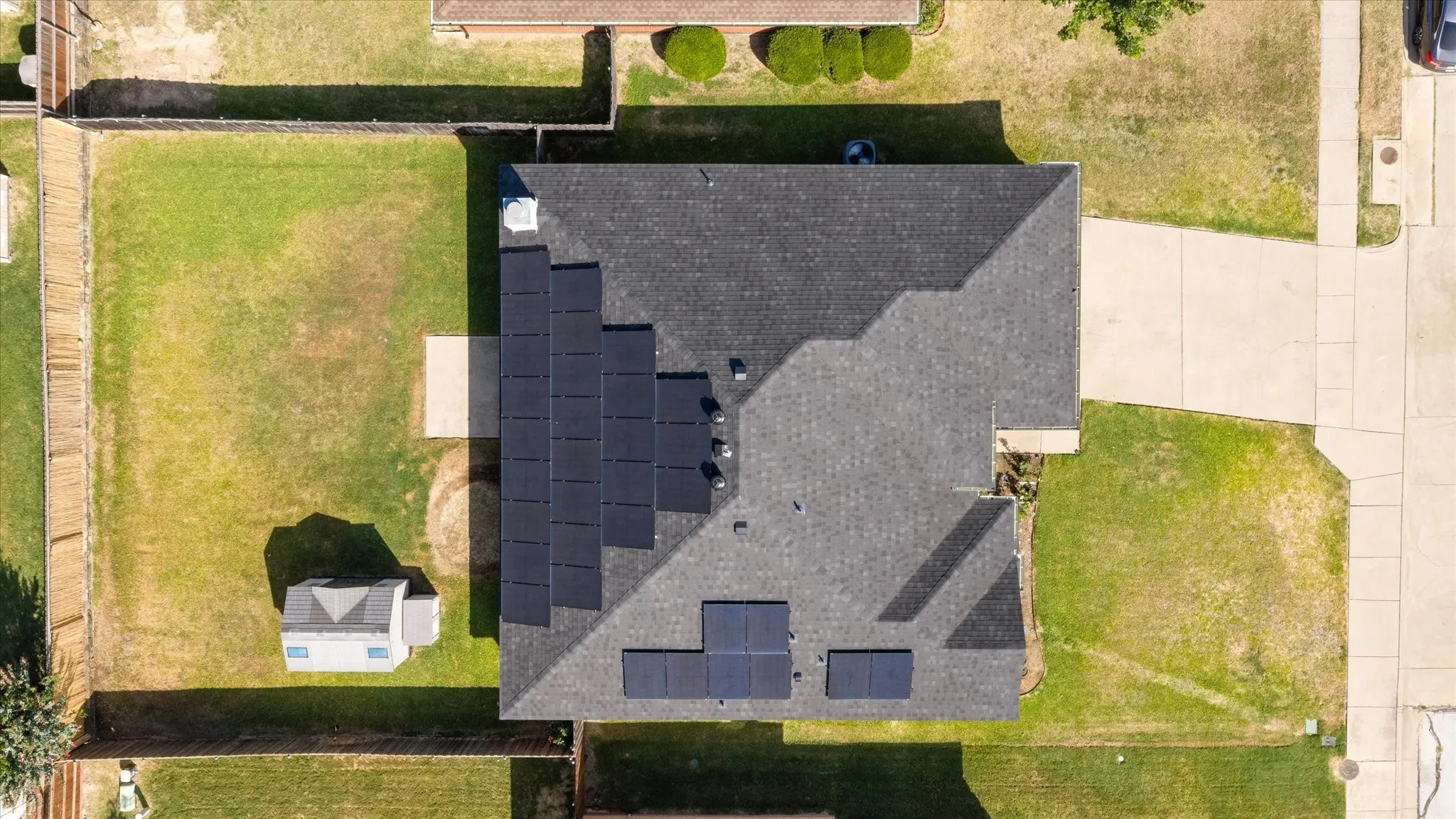 Single Family Residence For Sale in Johnson County , 621 Creekview Drive, Burleson, Texas 76028, 3 Bedroom, 2 Bathroom, 2 Garage spaces, 1,806 Sqft, built in 2002, mls#21354411, Real Estate Agent in Burleson, Homes For Sale in Johnson county, Homes For Sale in Burleson, Realtor in Burleson Texas, Real Estate Brokerage Independent Realty Texas, Luminita Cordes Realtor
