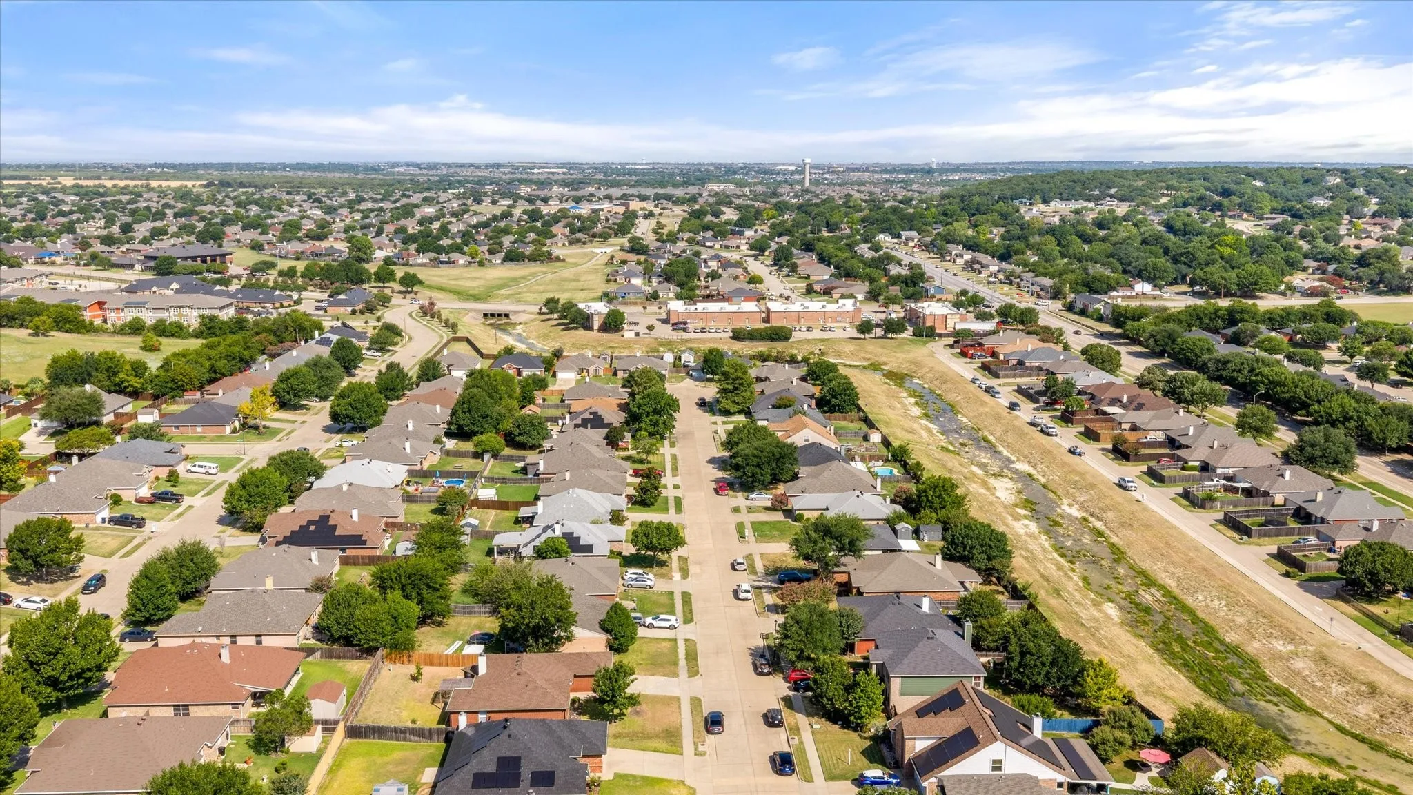 Single Family Residence For Sale in Johnson County , 621 Creekview Drive, Burleson, Texas 76028, 3 Bedroom, 2 Bathroom, 2 Garage spaces, 1,806 Sqft, built in 2002, mls#21354411, Real Estate Agent in Burleson, Homes For Sale in Johnson county, Homes For Sale in Burleson, Realtor in Burleson Texas, Real Estate Brokerage Independent Realty Texas, Luminita Cordes Realtor