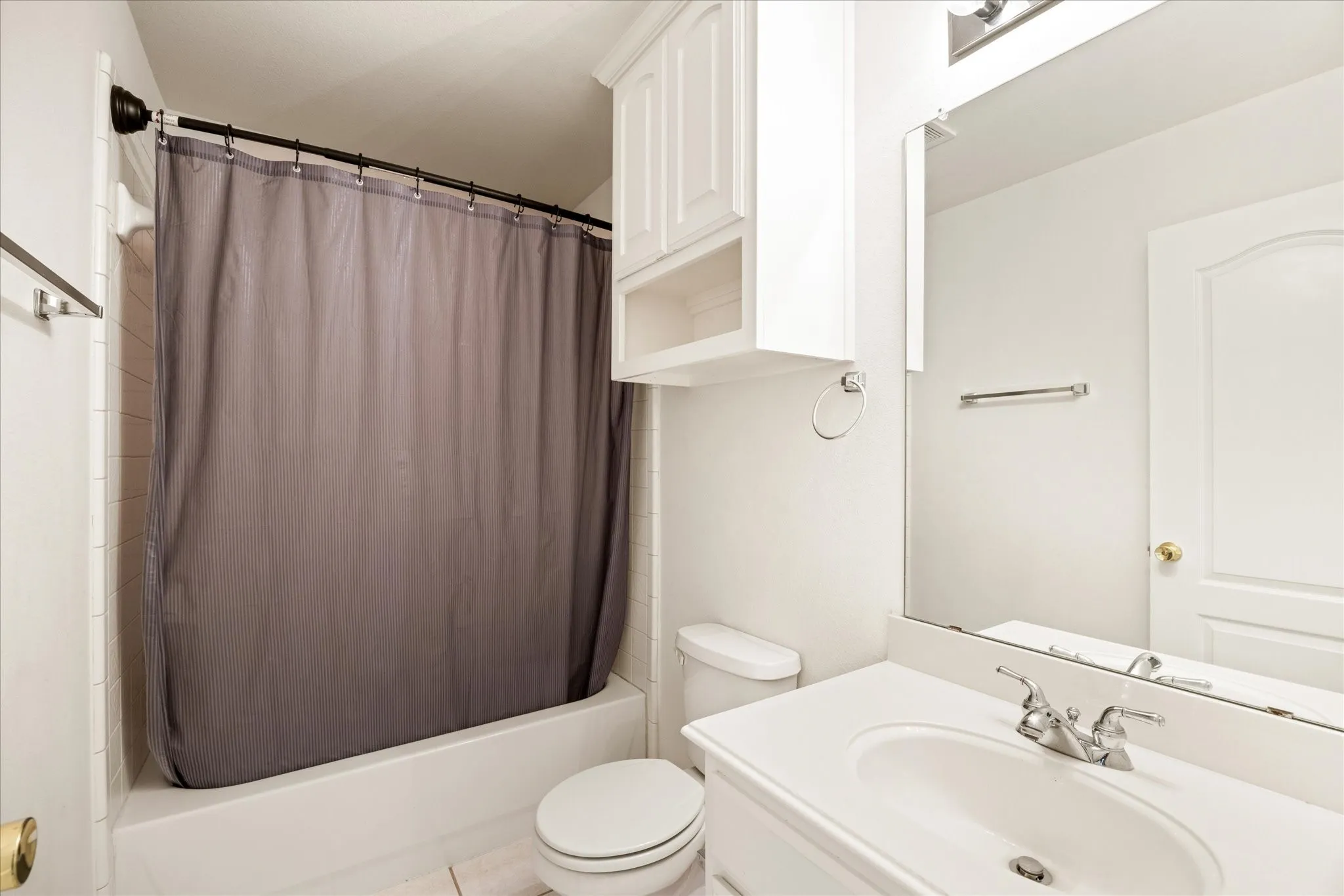 Single Family Residence For Sale in Johnson County , 621 Creekview Drive, Burleson, Texas 76028, 3 Bedroom, 2 Bathroom, 2 Garage spaces, 1,806 Sqft, built in 2002, mls#21354411, Real Estate Agent in Burleson, Homes For Sale in Johnson county, Homes For Sale in Burleson, Realtor in Burleson Texas, Real Estate Brokerage Independent Realty Texas, Luminita Cordes Realtor