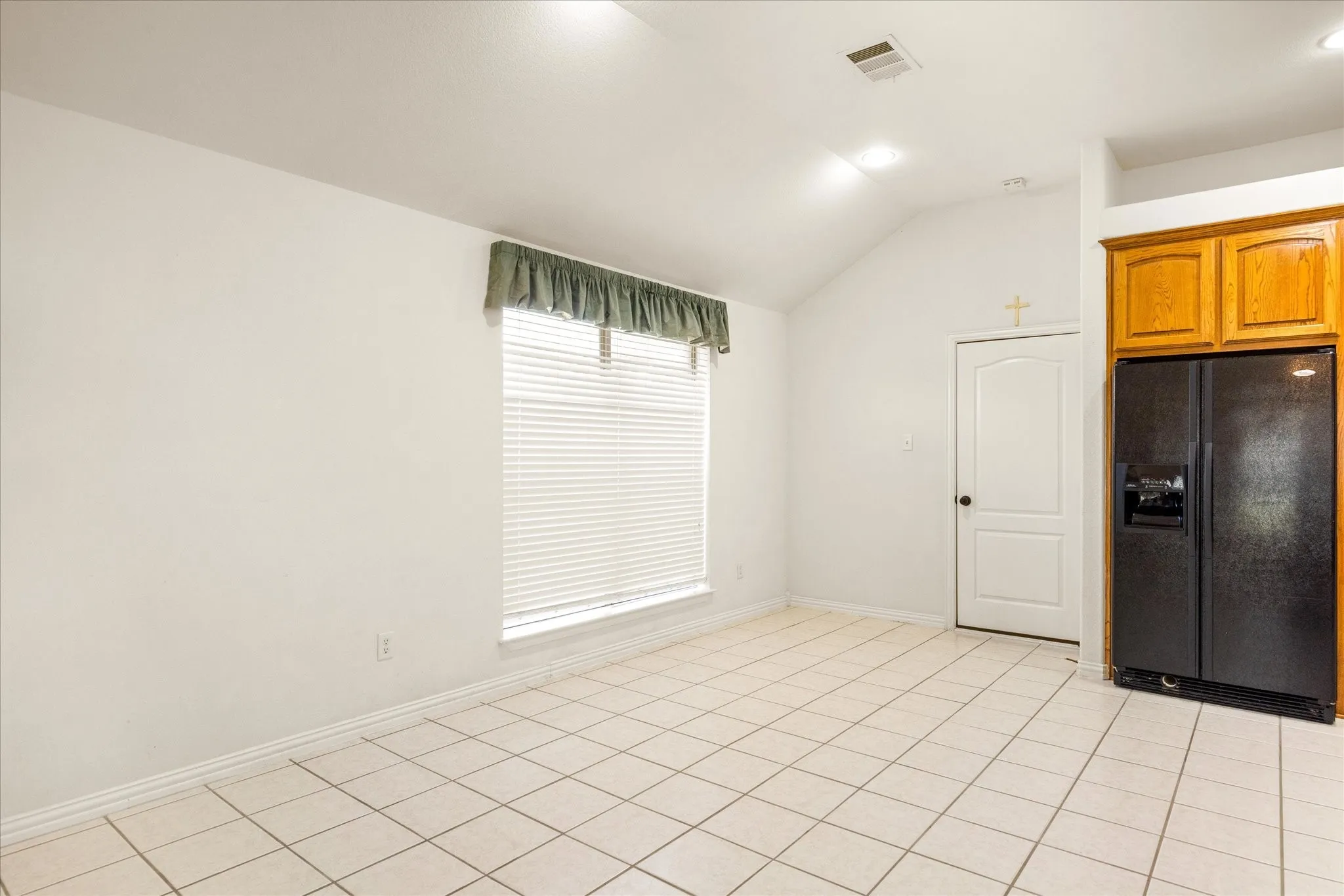 Single Family Residence For Sale in Johnson County , 621 Creekview Drive, Burleson, Texas 76028, 3 Bedroom, 2 Bathroom, 2 Garage spaces, 1,806 Sqft, built in 2002, mls#21354411, Real Estate Agent in Burleson, Homes For Sale in Johnson county, Homes For Sale in Burleson, Realtor in Burleson Texas, Real Estate Brokerage Independent Realty Texas, Luminita Cordes Realtor