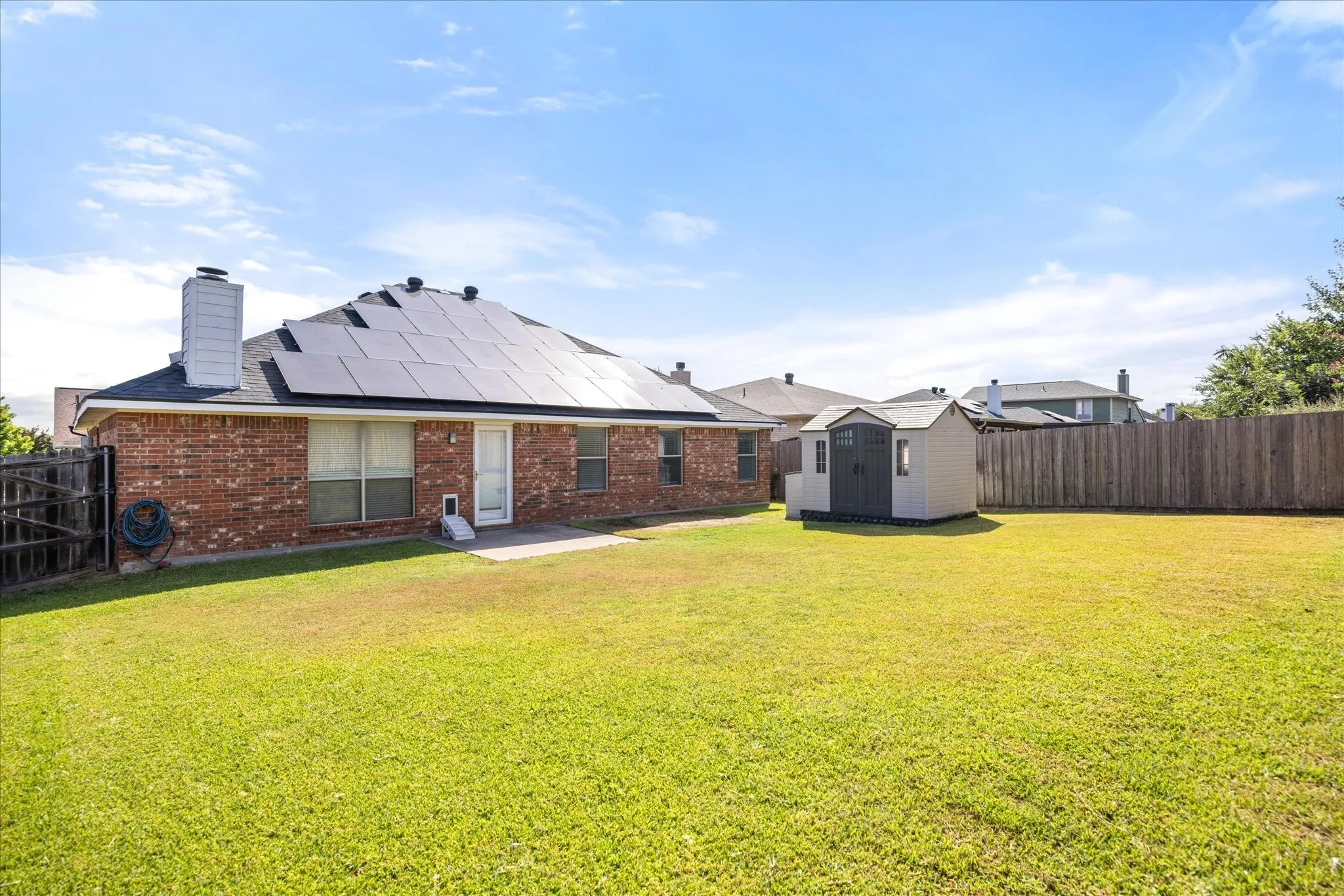 Single Family Residence For Sale in Johnson County , 621 Creekview Drive, Burleson, Texas 76028, 3 Bedroom, 2 Bathroom, 2 Garage spaces, 1,806 Sqft, built in 2002, mls#21354411, Real Estate Agent in Burleson, Homes For Sale in Johnson county, Homes For Sale in Burleson, Realtor in Burleson Texas, Real Estate Brokerage Independent Realty Texas, Luminita Cordes Realtor