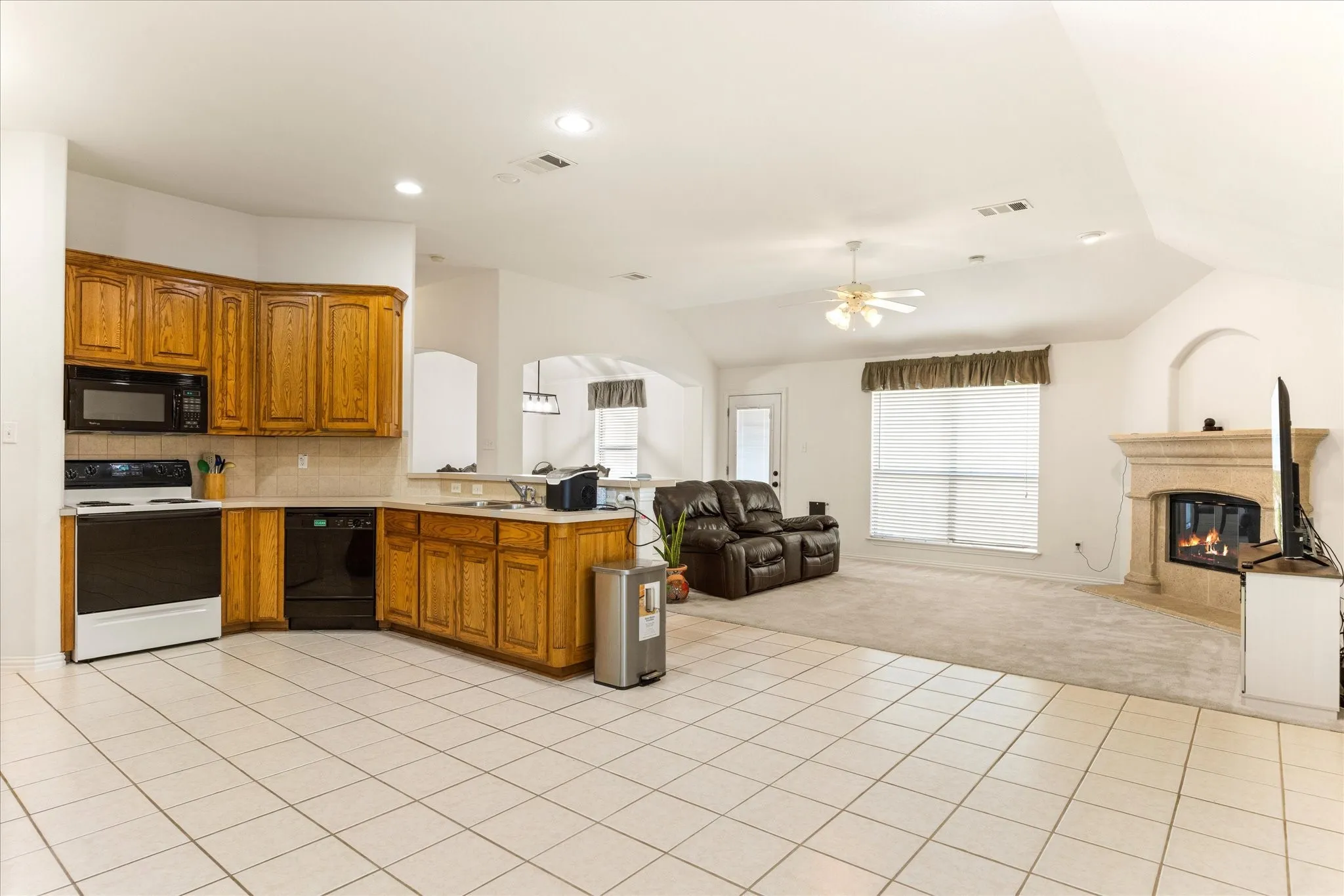 Single Family Residence For Sale in Johnson County , 621 Creekview Drive, Burleson, Texas 76028, 3 Bedroom, 2 Bathroom, 2 Garage spaces, 1,806 Sqft, built in 2002, mls#21354411, Real Estate Agent in Burleson, Homes For Sale in Johnson county, Homes For Sale in Burleson, Realtor in Burleson Texas, Real Estate Brokerage Independent Realty Texas, Luminita Cordes Realtor
