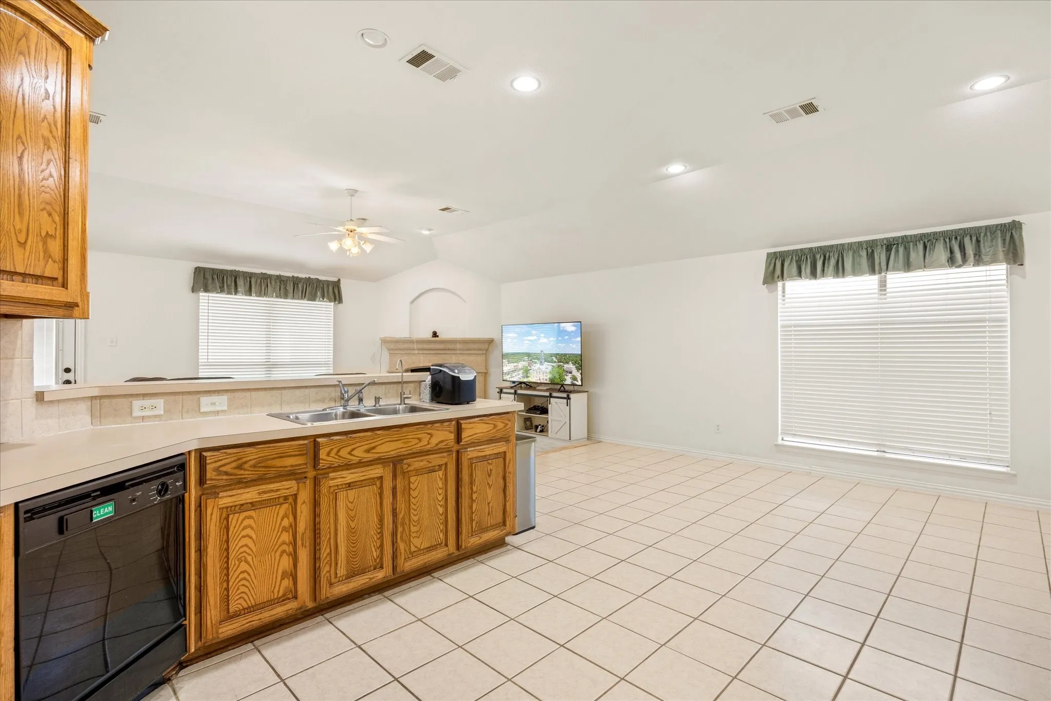 Single Family Residence For Sale in Johnson County , 621 Creekview Drive, Burleson, Texas 76028, 3 Bedroom, 2 Bathroom, 2 Garage spaces, 1,806 Sqft, built in 2002, mls#21354411, Real Estate Agent in Burleson, Homes For Sale in Johnson county, Homes For Sale in Burleson, Realtor in Burleson Texas, Real Estate Brokerage Independent Realty Texas, Luminita Cordes Realtor