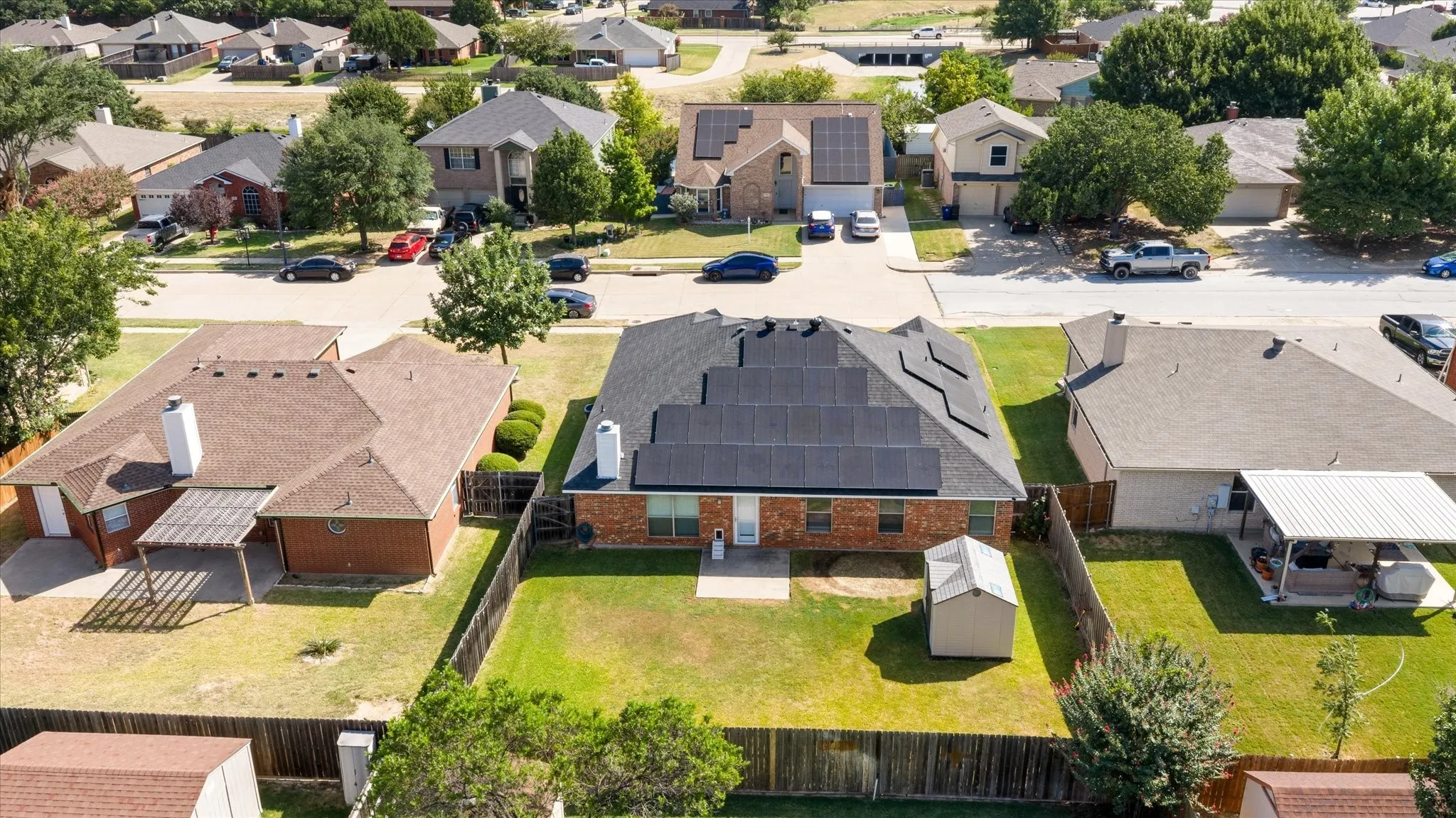 Single Family Residence For Sale in Johnson County , 621 Creekview Drive, Burleson, Texas 76028, 3 Bedroom, 2 Bathroom, 2 Garage spaces, 1,806 Sqft, built in 2002, mls#21354411, Real Estate Agent in Burleson, Homes For Sale in Johnson county, Homes For Sale in Burleson, Realtor in Burleson Texas, Real Estate Brokerage Independent Realty Texas, Luminita Cordes Realtor