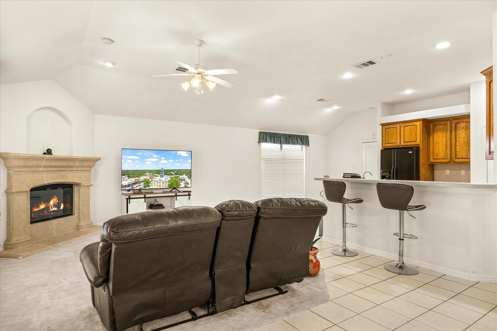 Single Family Residence For Sale in Johnson County , 621 Creekview Drive, Burleson, Texas 76028, 3 Bedroom, 2 Bathroom, 2 Garage spaces, 1,806 Sqft, built in 2002, mls#21354411, Real Estate Agent in Burleson, Homes For Sale in Johnson county, Homes For Sale in Burleson, Realtor in Burleson Texas, Real Estate Brokerage Independent Realty Texas, Luminita Cordes Realtor
