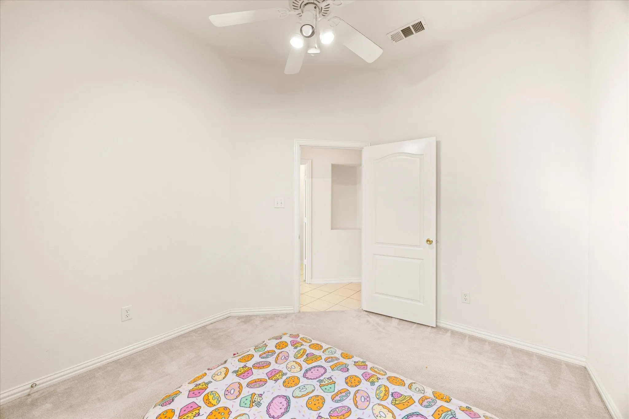 Single Family Residence For Sale in Johnson County , 621 Creekview Drive, Burleson, Texas 76028, 3 Bedroom, 2 Bathroom, 2 Garage spaces, 1,806 Sqft, built in 2002, mls#21354411, Real Estate Agent in Burleson, Homes For Sale in Johnson county, Homes For Sale in Burleson, Realtor in Burleson Texas, Real Estate Brokerage Independent Realty Texas, Luminita Cordes Realtor