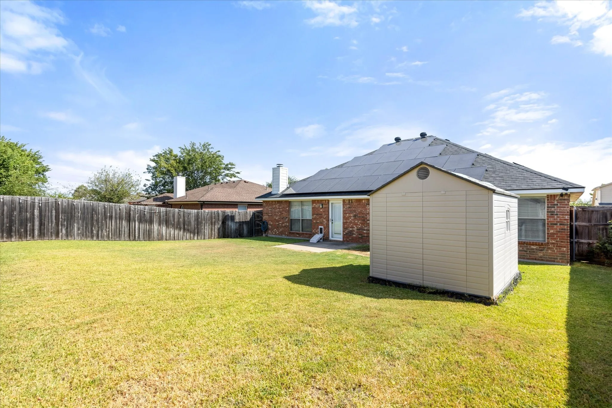 Single Family Residence For Sale in Johnson County , 621 Creekview Drive, Burleson, Texas 76028, 3 Bedroom, 2 Bathroom, 2 Garage spaces, 1,806 Sqft, built in 2002, mls#21354411, Real Estate Agent in Burleson, Homes For Sale in Johnson county, Homes For Sale in Burleson, Realtor in Burleson Texas, Real Estate Brokerage Independent Realty Texas, Luminita Cordes Realtor