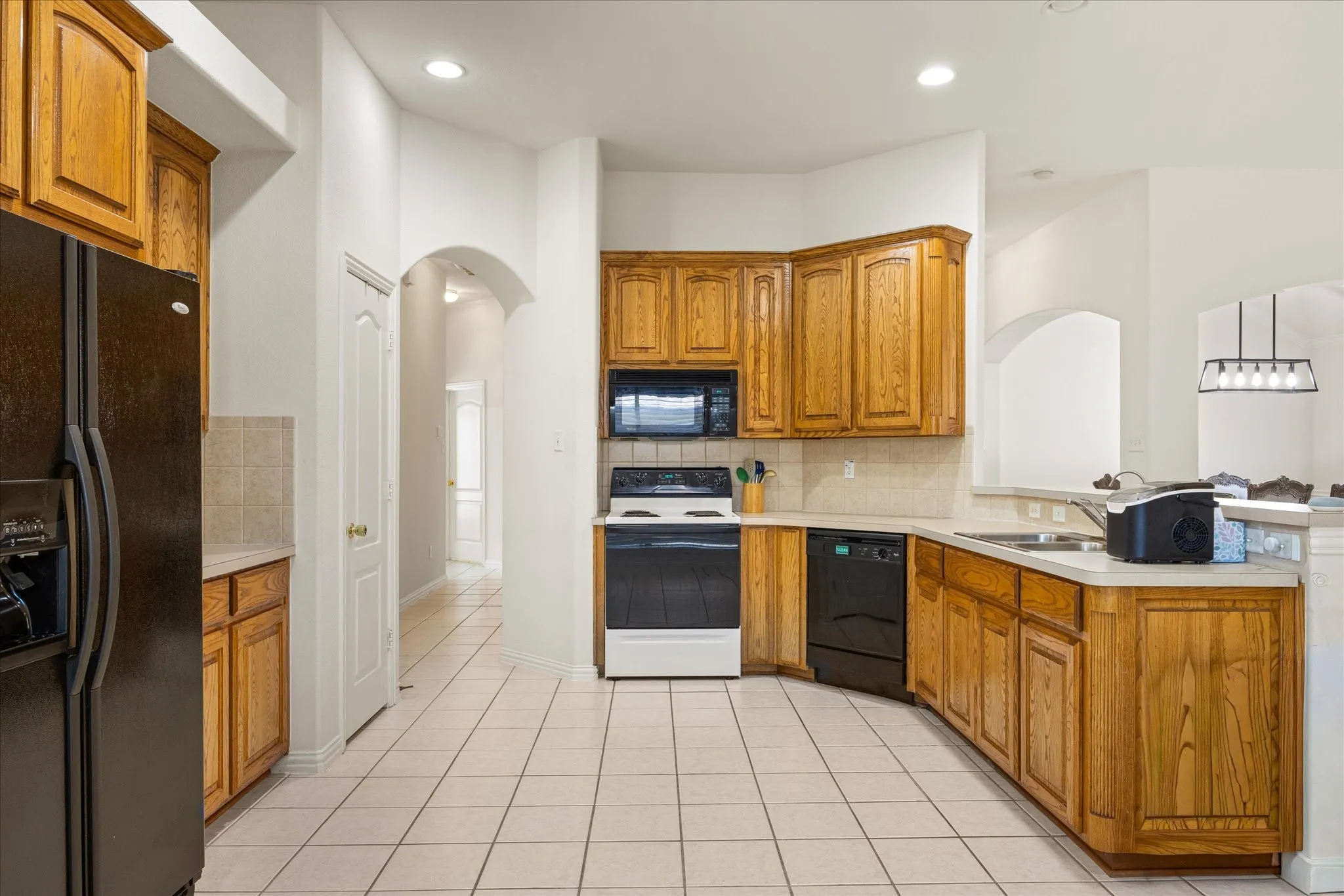 Single Family Residence For Sale in Johnson County , 621 Creekview Drive, Burleson, Texas 76028, 3 Bedroom, 2 Bathroom, 2 Garage spaces, 1,806 Sqft, built in 2002, mls#21354411, Real Estate Agent in Burleson, Homes For Sale in Johnson county, Homes For Sale in Burleson, Realtor in Burleson Texas, Real Estate Brokerage Independent Realty Texas, Luminita Cordes Realtor