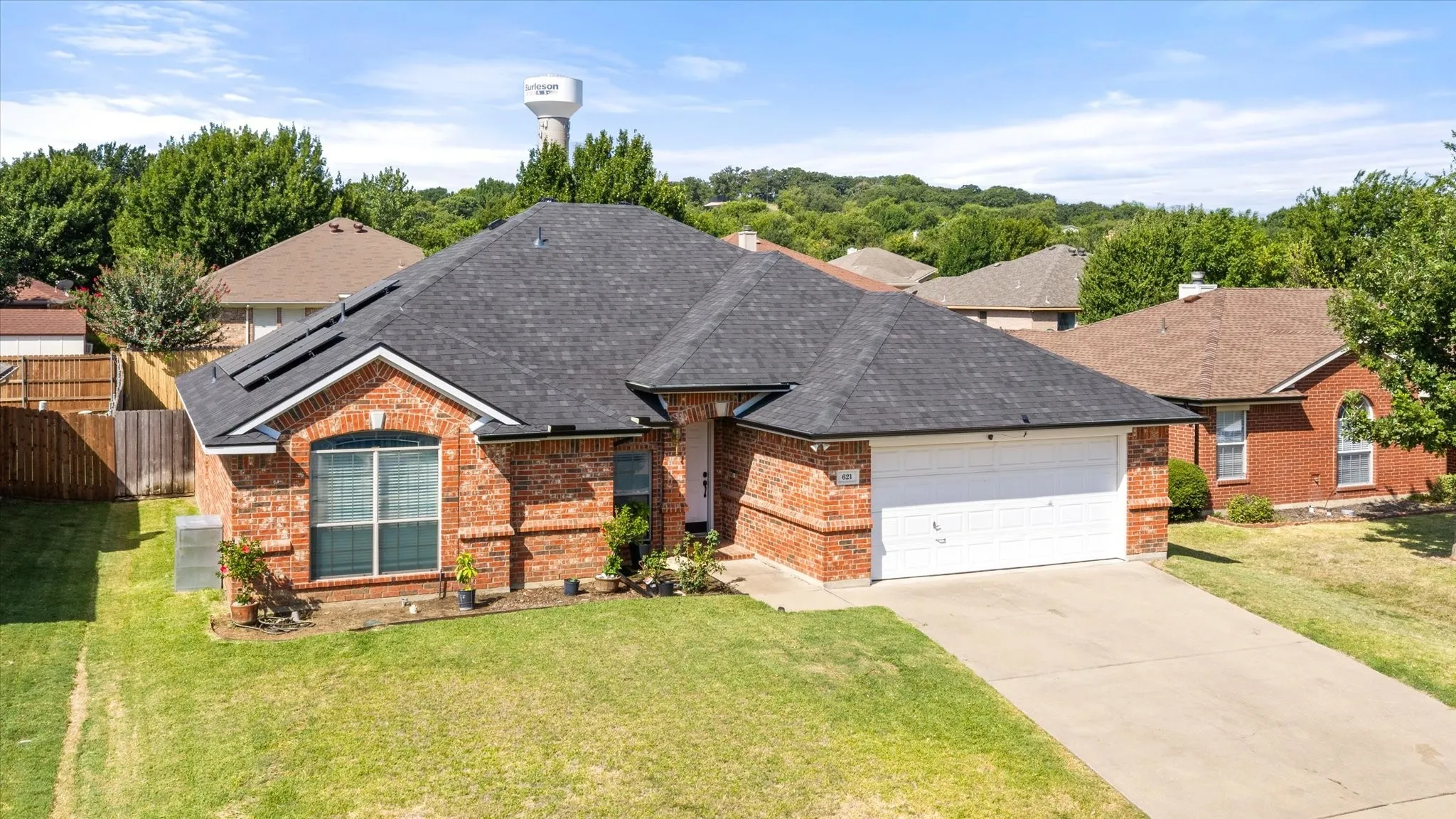 Single Family Residence For Sale in Johnson County , 621 Creekview Drive, Burleson, Texas 76028, 3 Bedroom, 2 Bathroom, 2 Garage spaces, 1,806 Sqft, built in 2002, mls#21354411, Real Estate Agent in Burleson, Homes For Sale in Johnson county, Homes For Sale in Burleson, Realtor in Burleson Texas, Real Estate Brokerage Independent Realty Texas, Luminita Cordes Realtor