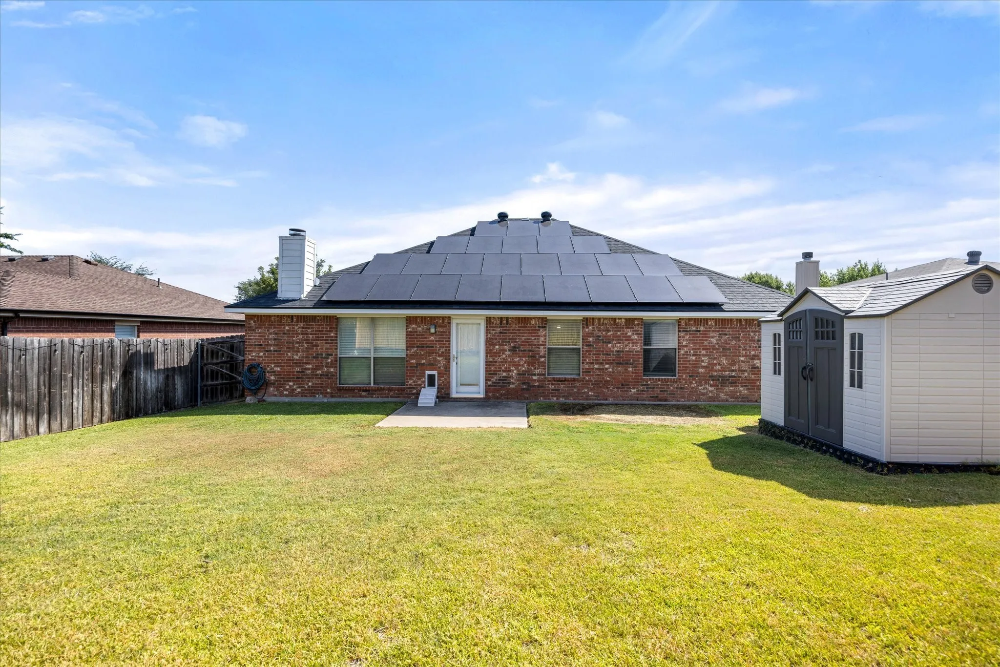 Single Family Residence For Sale in Johnson County , 621 Creekview Drive, Burleson, Texas 76028, 3 Bedroom, 2 Bathroom, 2 Garage spaces, 1,806 Sqft, built in 2002, mls#21354411, Real Estate Agent in Burleson, Homes For Sale in Johnson county, Homes For Sale in Burleson, Realtor in Burleson Texas, Real Estate Brokerage Independent Realty Texas, Luminita Cordes Realtor