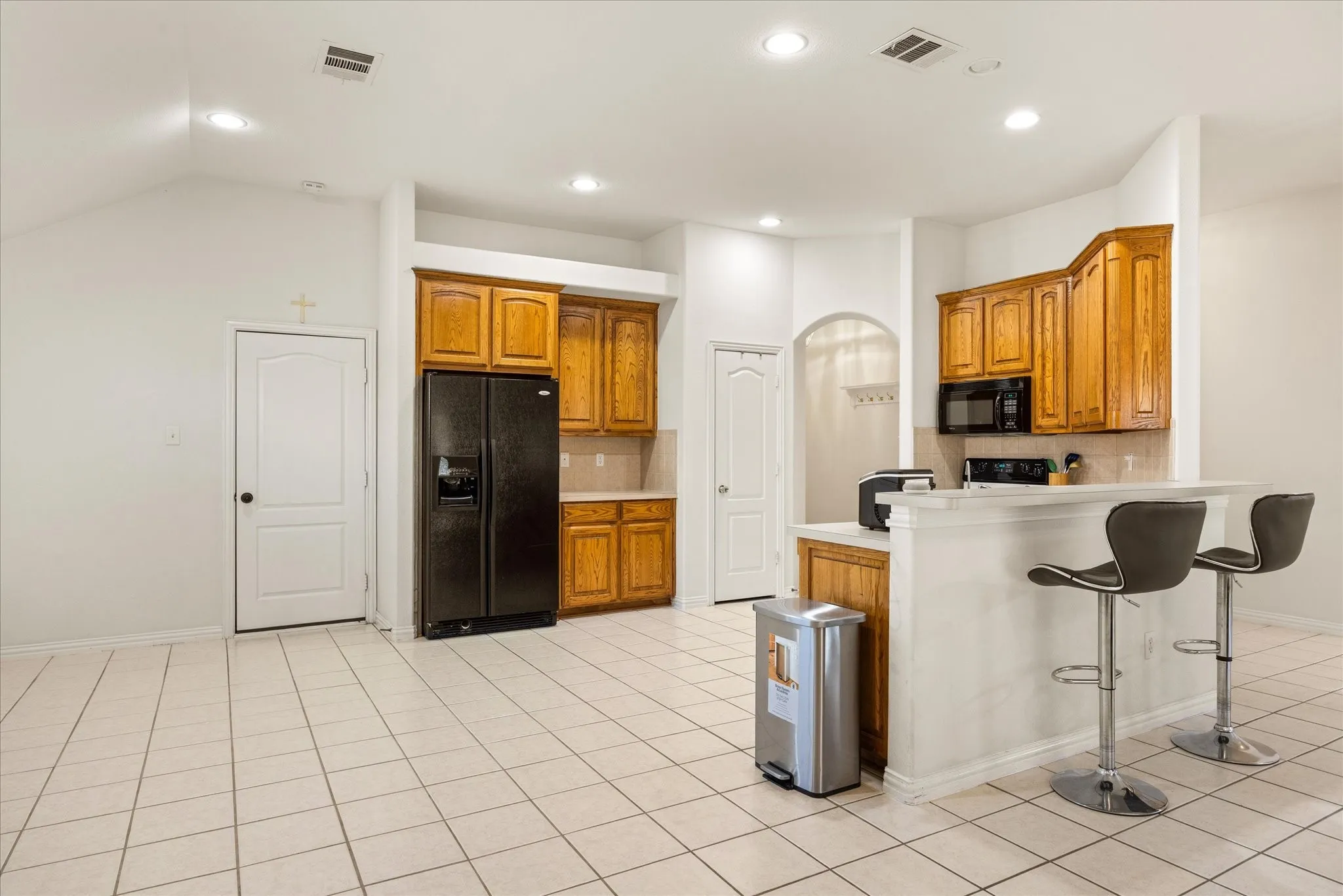 Single Family Residence For Sale in Johnson County , 621 Creekview Drive, Burleson, Texas 76028, 3 Bedroom, 2 Bathroom, 2 Garage spaces, 1,806 Sqft, built in 2002, mls#21354411, Real Estate Agent in Burleson, Homes For Sale in Johnson county, Homes For Sale in Burleson, Realtor in Burleson Texas, Real Estate Brokerage Independent Realty Texas, Luminita Cordes Realtor