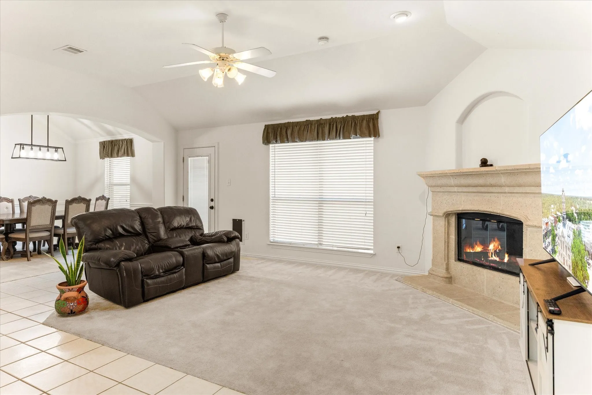 Single Family Residence For Sale in Johnson County , 621 Creekview Drive, Burleson, Texas 76028, 3 Bedroom, 2 Bathroom, 2 Garage spaces, 1,806 Sqft, built in 2002, mls#21354411, Real Estate Agent in Burleson, Homes For Sale in Johnson county, Homes For Sale in Burleson, Realtor in Burleson Texas, Real Estate Brokerage Independent Realty Texas, Luminita Cordes Realtor