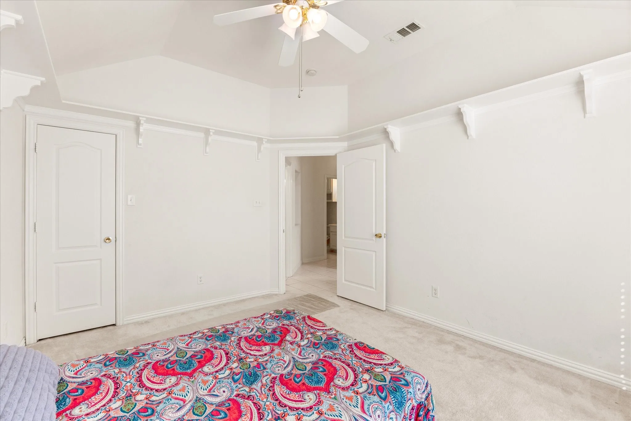 Single Family Residence For Sale in Johnson County , 621 Creekview Drive, Burleson, Texas 76028, 3 Bedroom, 2 Bathroom, 2 Garage spaces, 1,806 Sqft, built in 2002, mls#21354411, Real Estate Agent in Burleson, Homes For Sale in Johnson county, Homes For Sale in Burleson, Realtor in Burleson Texas, Real Estate Brokerage Independent Realty Texas, Luminita Cordes Realtor