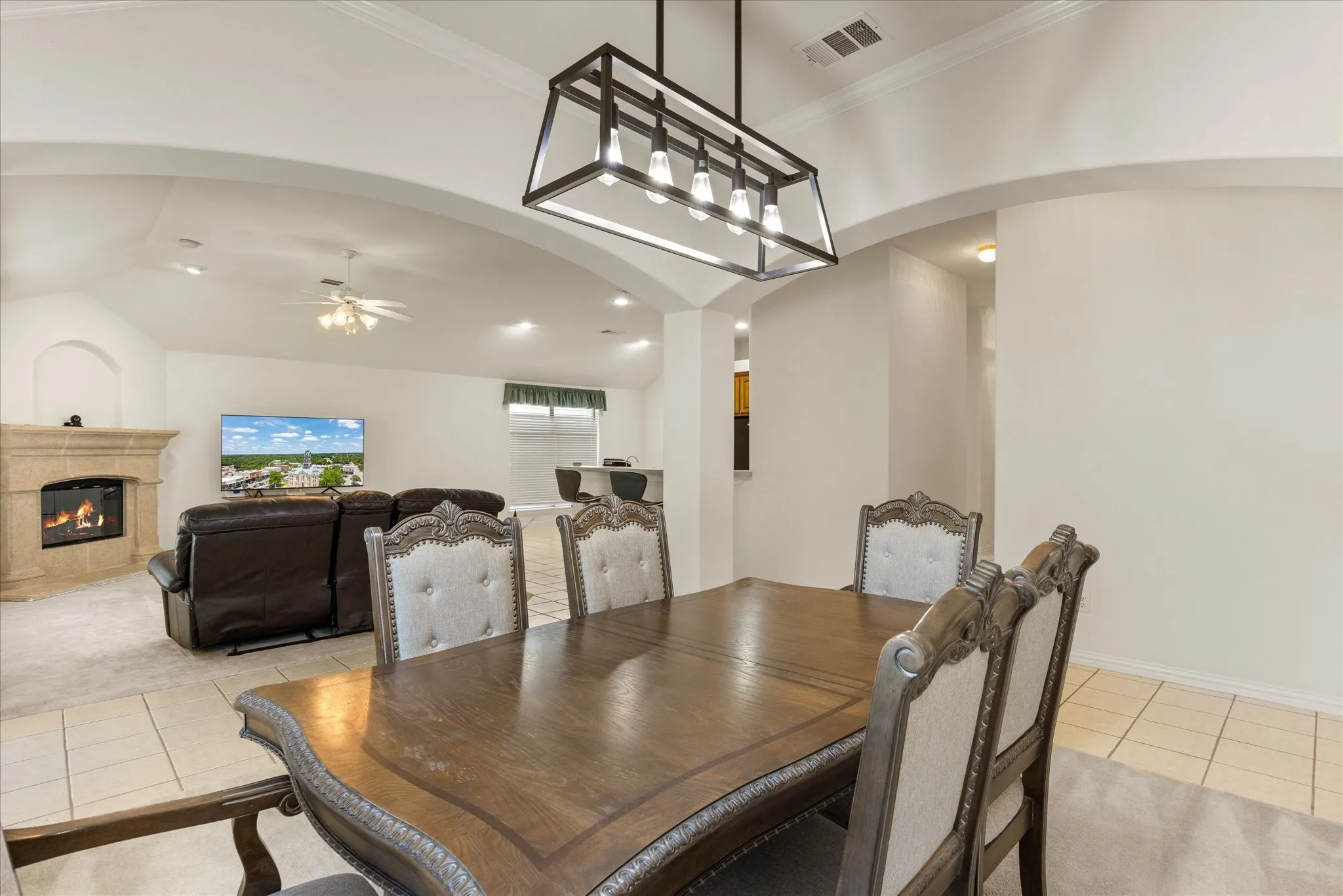 Single Family Residence For Sale in Johnson County , 621 Creekview Drive, Burleson, Texas 76028, 3 Bedroom, 2 Bathroom, 2 Garage spaces, 1,806 Sqft, built in 2002, mls#21354411, Real Estate Agent in Burleson, Homes For Sale in Johnson county, Homes For Sale in Burleson, Realtor in Burleson Texas, Real Estate Brokerage Independent Realty Texas, Luminita Cordes Realtor