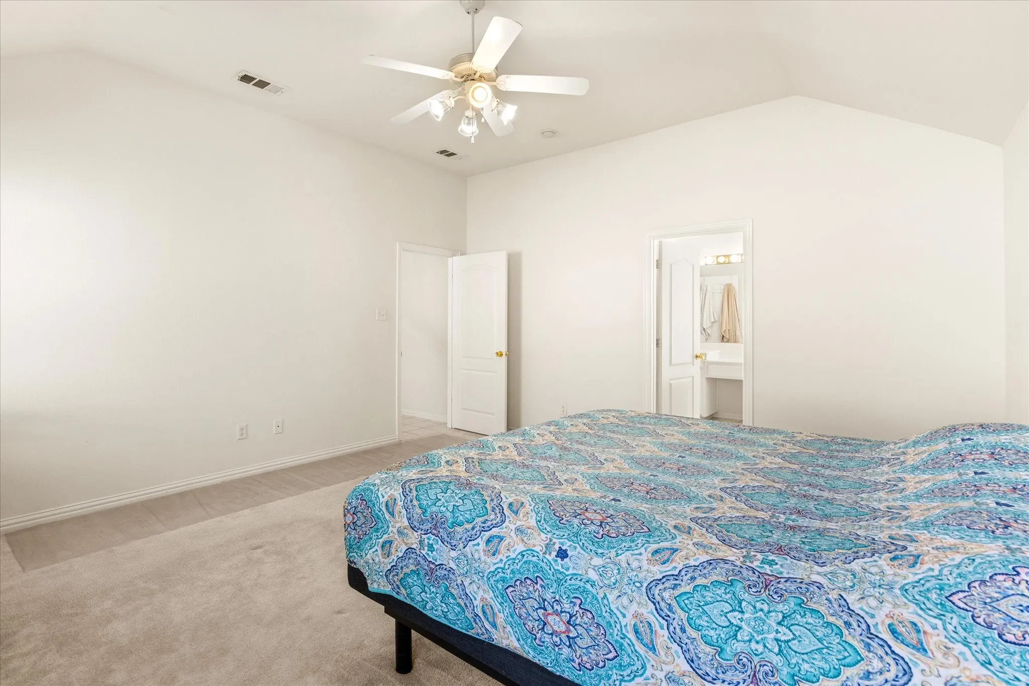 Single Family Residence For Sale in Johnson County , 621 Creekview Drive, Burleson, Texas 76028, 3 Bedroom, 2 Bathroom, 2 Garage spaces, 1,806 Sqft, built in 2002, mls#21354411, Real Estate Agent in Burleson, Homes For Sale in Johnson county, Homes For Sale in Burleson, Realtor in Burleson Texas, Real Estate Brokerage Independent Realty Texas, Luminita Cordes Realtor