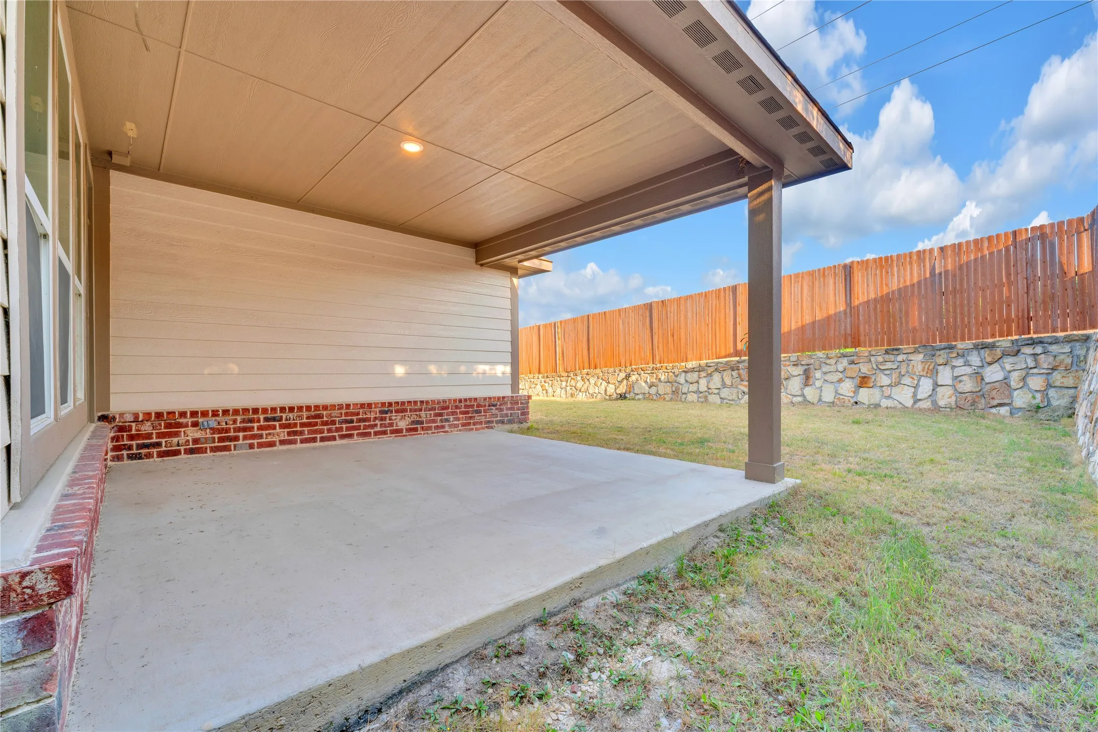 Single Family Residence For Sale in Tarrant County , 7337 Howling Coyote Lane, Fort Worth, Texas 76131, 3 Bedroom, 2 Bathroom, 2 Garage spaces, 2,003 Sqft, built in 2021, mls#21353836, Real Estate Agent in Fort Worth, Homes For Sale in Tarrant county, Homes For Sale in Fort Worth, Realtor in Fort Worth Texas, Real Estate Brokerage Independent Realty Texas, Luminita Cordes Realtor
