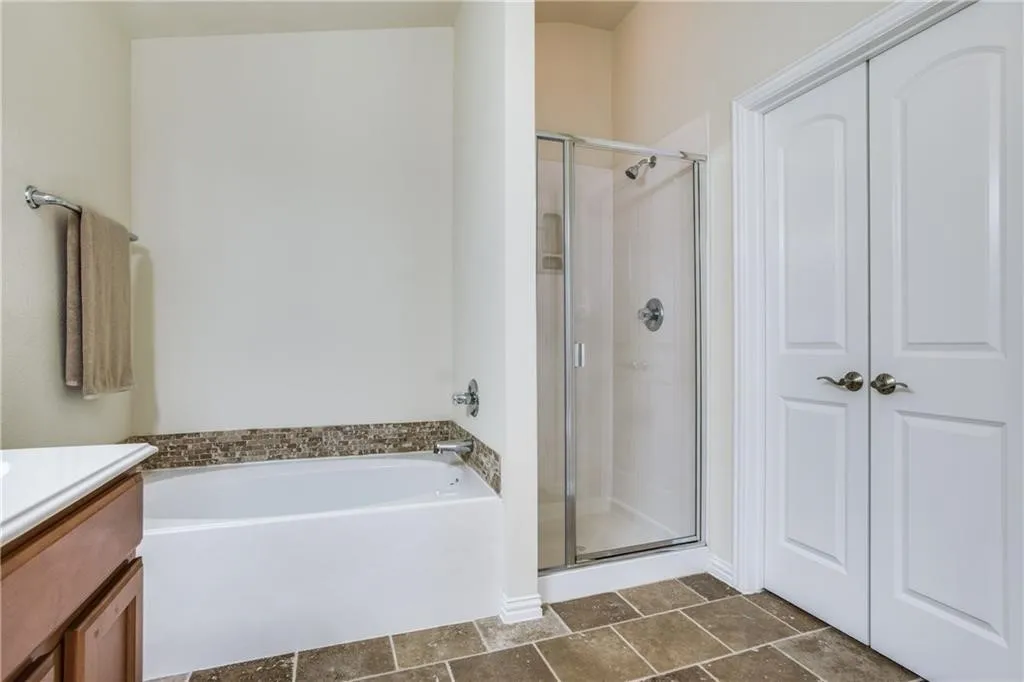 separate tub and shower, large walk in closet, dual vanity