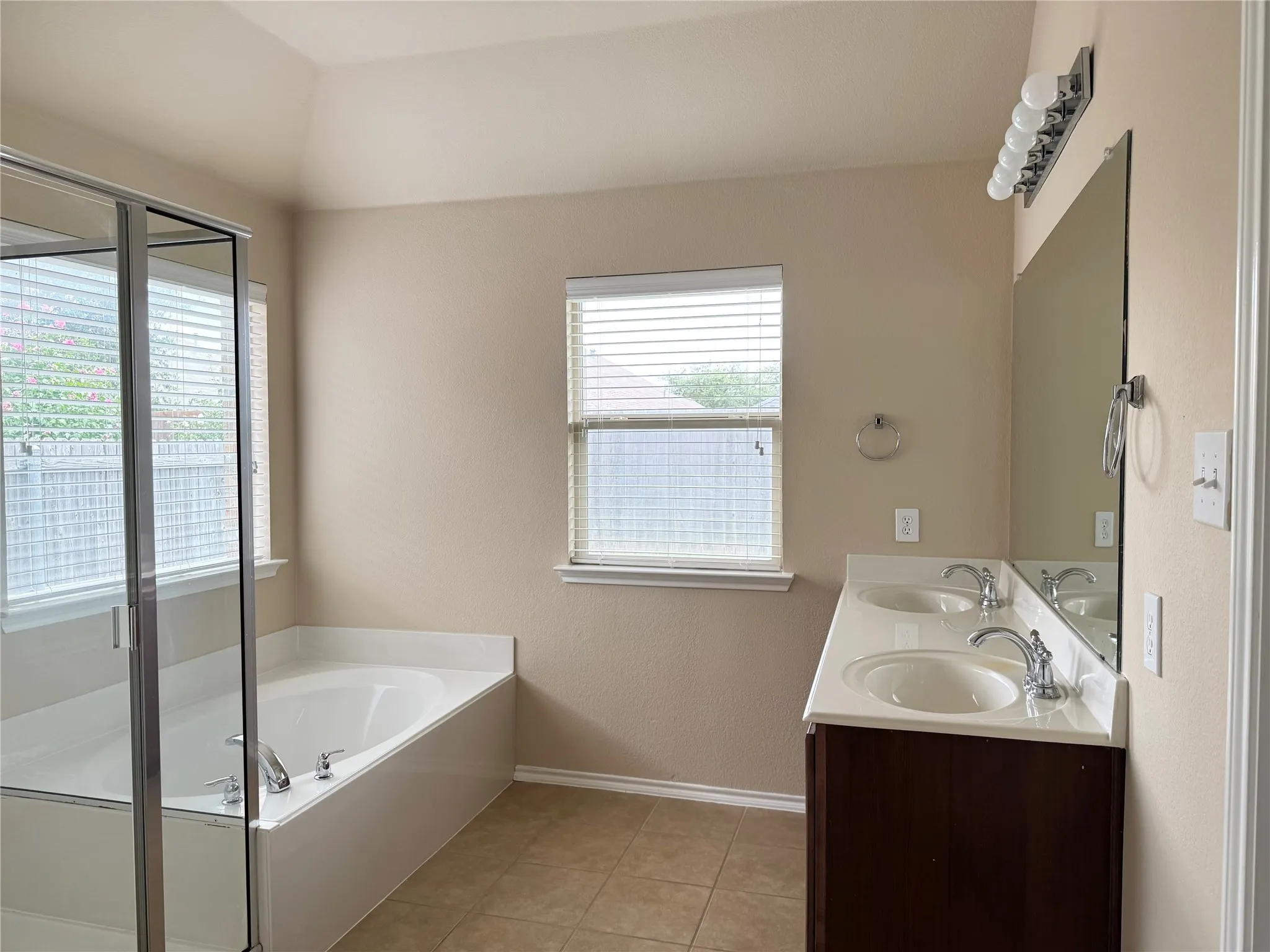 Single Family Residence For Rent in Collin County , 9709 Straightaway Drive, Mc Kinney, Texas 75072, 4 Bedroom, 2 Bathroom, 2 Garage spaces, 1,617 Sqft, built in 2009, mls#21352719, Real Estate Agent in Mc Kinney, Homes For Rent in Collin county, Homes For Rent in Mc Kinney, Realtor in Mc Kinney Texas, Real Estate Brokerage Independent Realty Texas, Luminita Cordes Realtor