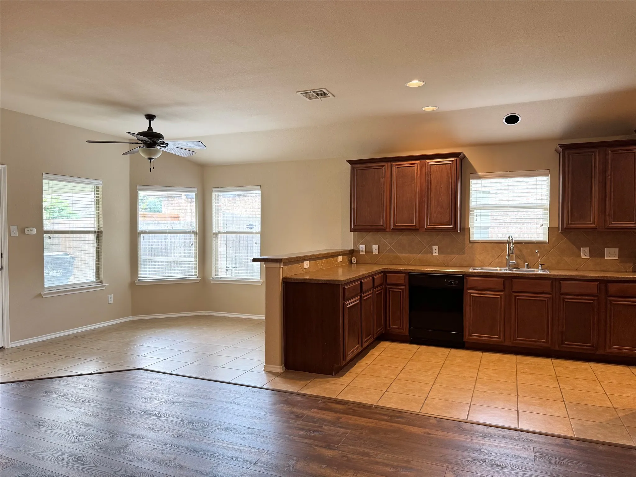 Single Family Residence For Rent in Collin County , 9709 Straightaway Drive, Mc Kinney, Texas 75072, 4 Bedroom, 2 Bathroom, 2 Garage spaces, 1,617 Sqft, built in 2009, mls#21352719, Real Estate Agent in Mc Kinney, Homes For Rent in Collin county, Homes For Rent in Mc Kinney, Realtor in Mc Kinney Texas, Real Estate Brokerage Independent Realty Texas, Luminita Cordes Realtor