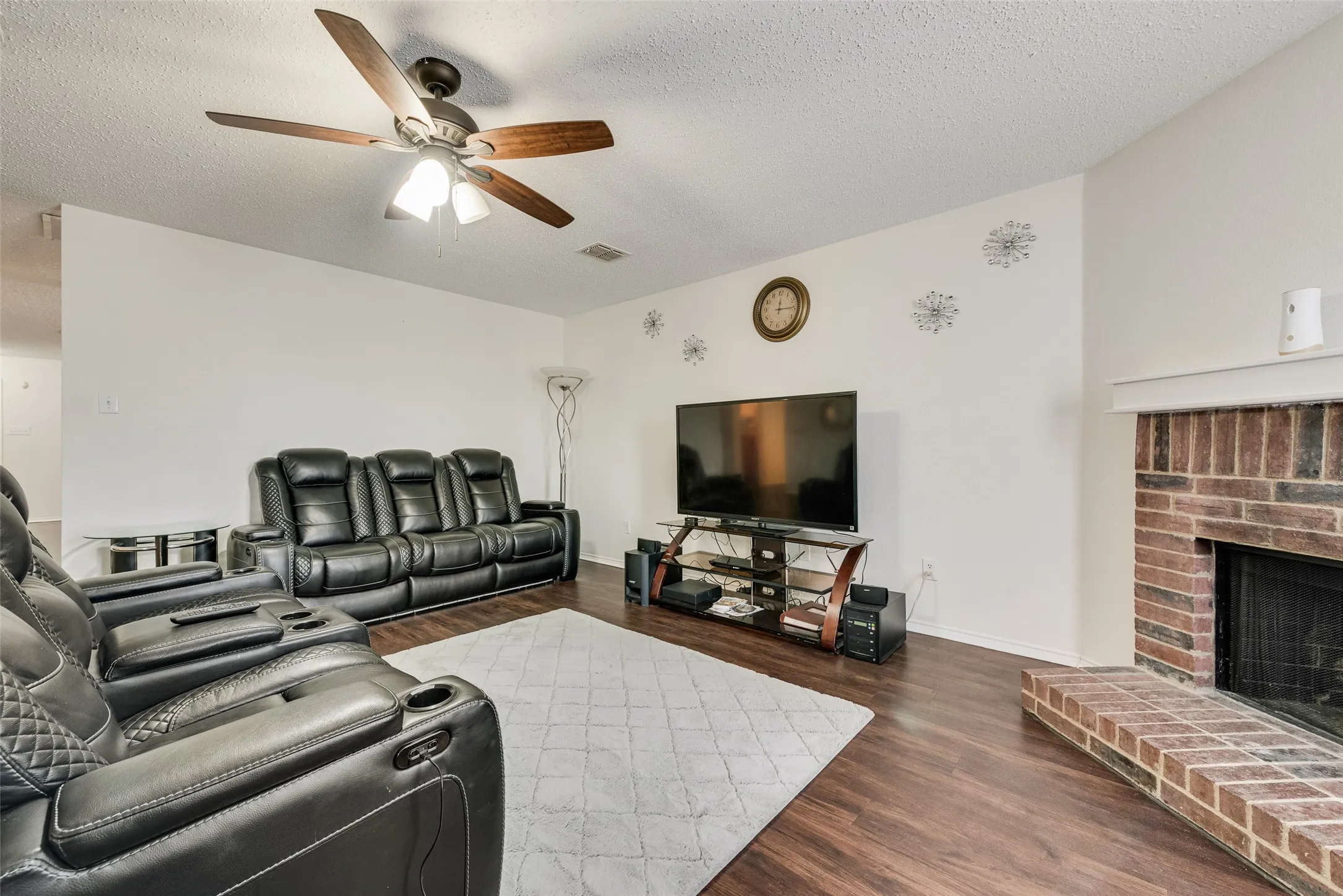 Single Family Residence For Sale in Tarrant County , 3016 Cesareo Drive, Grand Prairie, Texas 75052, 5 Bedrooms, 3 Bathrooms, 2 Garage spaces, 3,521 Sqft, built in 2001, Price $399,999, mls#21352701, Real Estate Agent in Grand Prairie, Homes For Sale in Tarrant county, Homes For Sale in Grand Prairie, Realtor in Grand Prairie Texas, Real Estate Brokerage Independent Realty Texas, Luminita Cordes Realtor