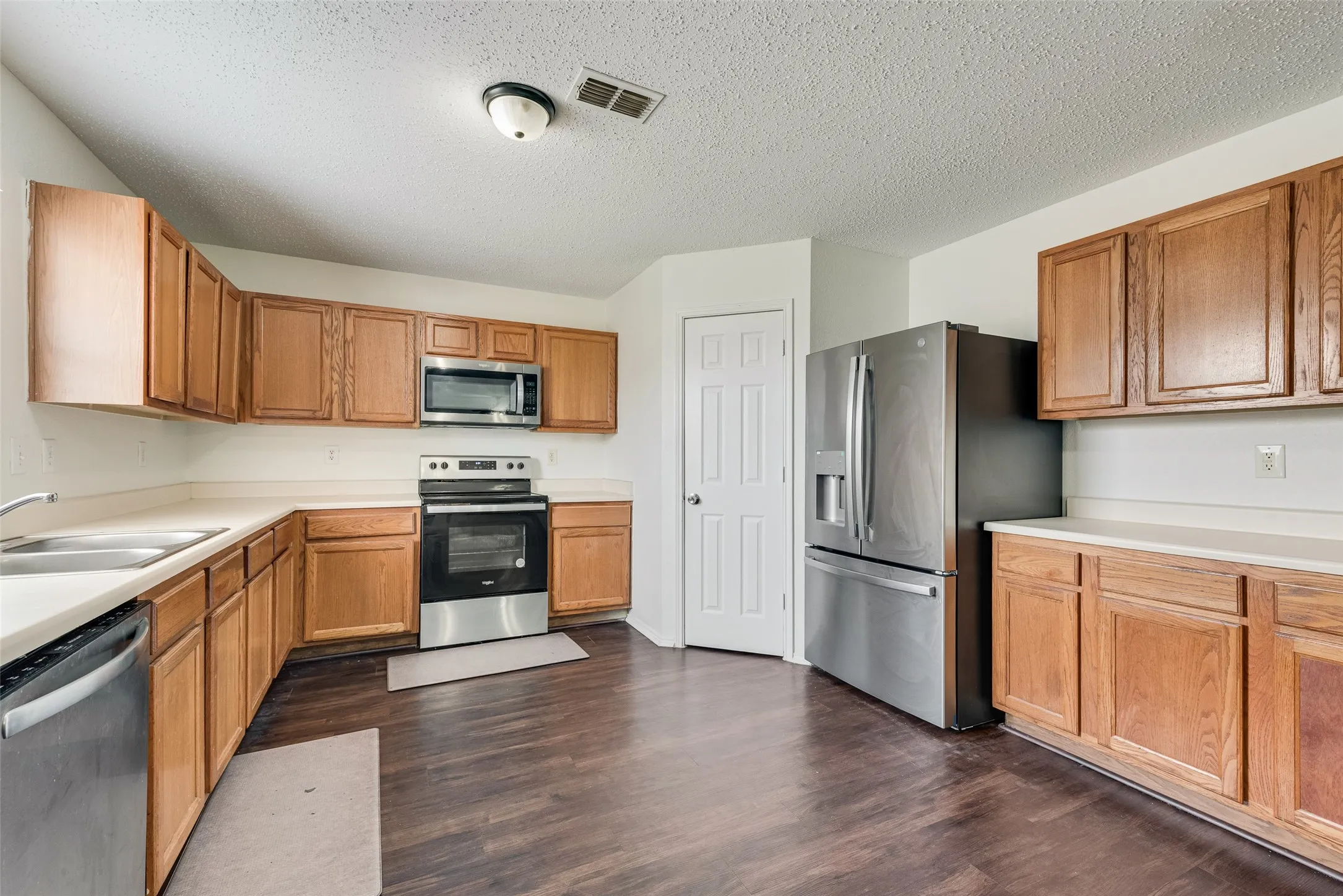 Single Family Residence For Sale in Tarrant County , 3016 Cesareo Drive, Grand Prairie, Texas 75052, 5 Bedrooms, 3 Bathrooms, 2 Garage spaces, 3,521 Sqft, built in 2001, Price $399,999, mls#21352701, Real Estate Agent in Grand Prairie, Homes For Sale in Tarrant county, Homes For Sale in Grand Prairie, Realtor in Grand Prairie Texas, Real Estate Brokerage Independent Realty Texas, Luminita Cordes Realtor