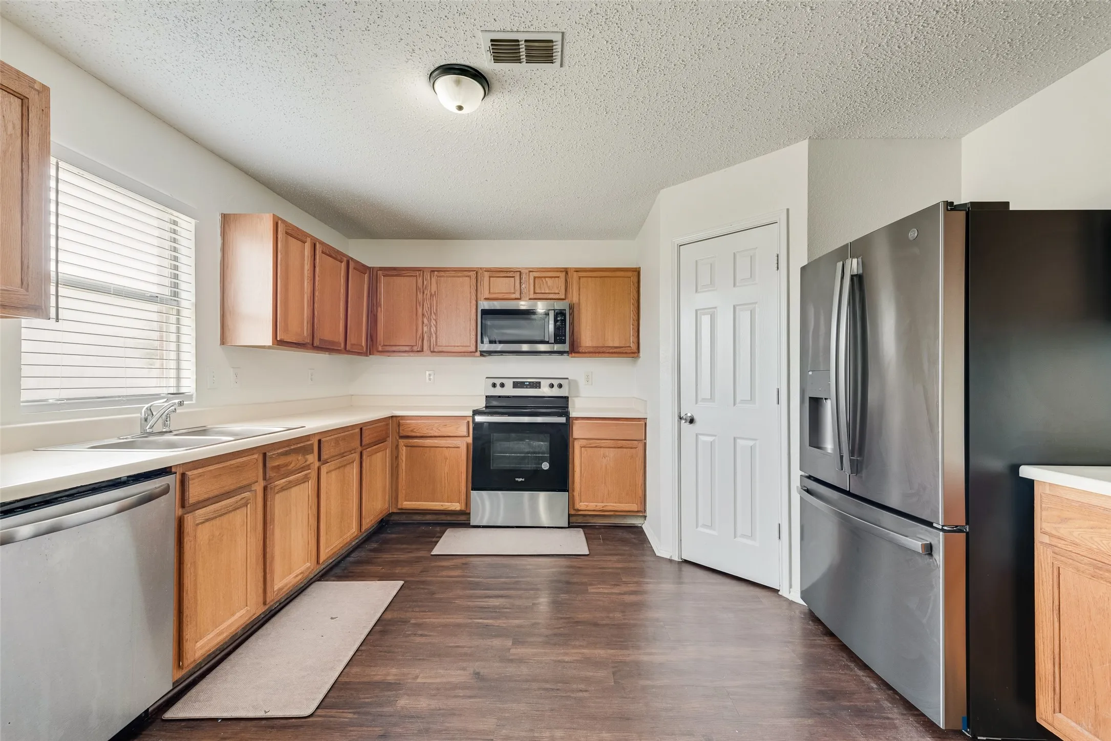 Single Family Residence For Sale in Tarrant County , 3016 Cesareo Drive, Grand Prairie, Texas 75052, 5 Bedrooms, 3 Bathrooms, 2 Garage spaces, 3,521 Sqft, built in 2001, Price $399,999, mls#21352701, Real Estate Agent in Grand Prairie, Homes For Sale in Tarrant county, Homes For Sale in Grand Prairie, Realtor in Grand Prairie Texas, Real Estate Brokerage Independent Realty Texas, Luminita Cordes Realtor