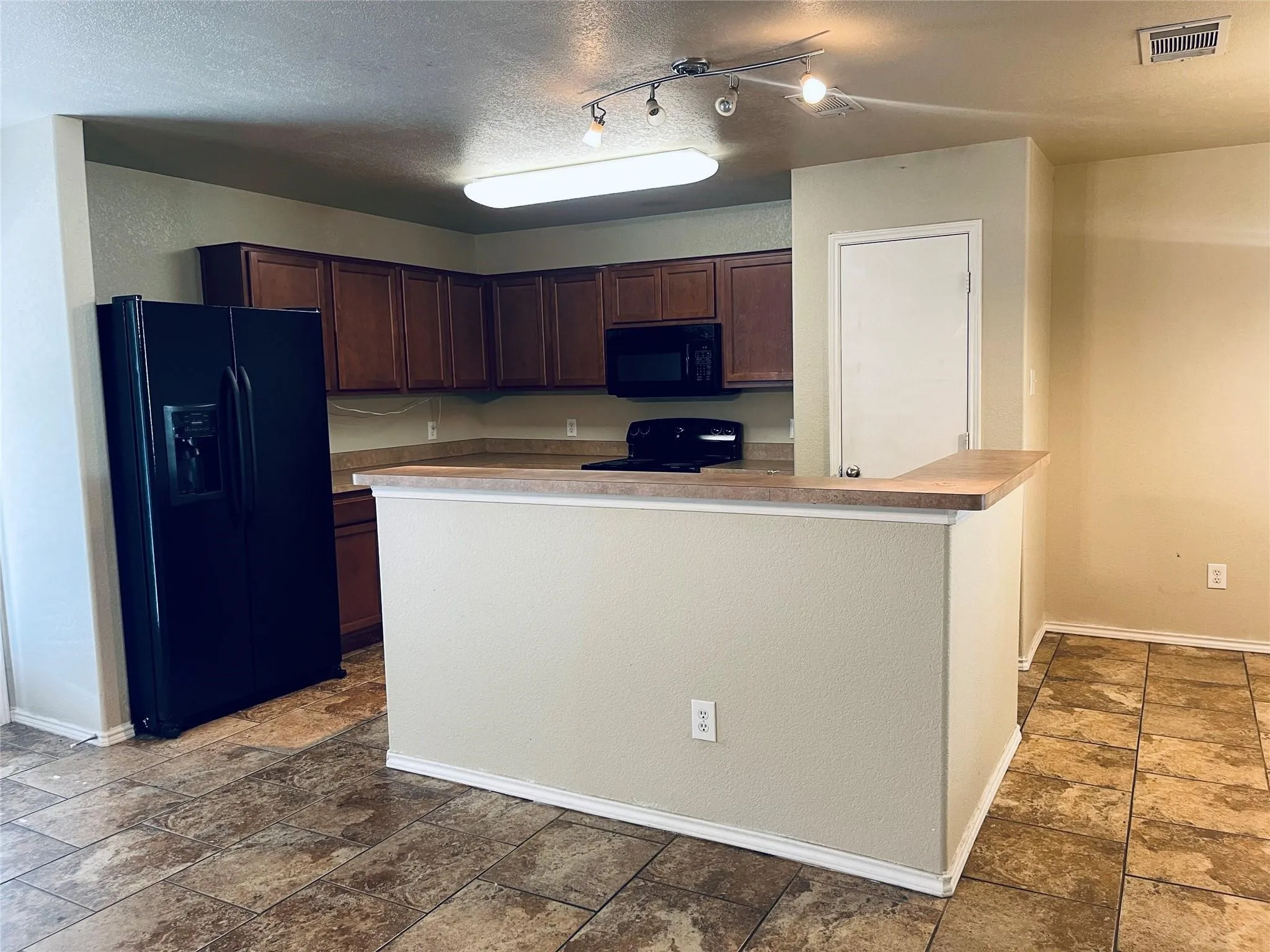Townhouse For Rent in Tarrant County , 7561 Lazy Spur Boulevard, Fort Worth, Texas 76131, 3 Bedrooms, 3 Bathrooms, 2 Garage spaces, 1,634 Sqft, built in 2008, Price $1,975, mls#21354421, Real Estate Agent in Fort Worth, Homes For Rent in Tarrant county, Homes For Rent in Fort Worth, Realtor in Fort Worth Texas, Real Estate Brokerage Independent Realty Texas, Luminita Cordes Realtor