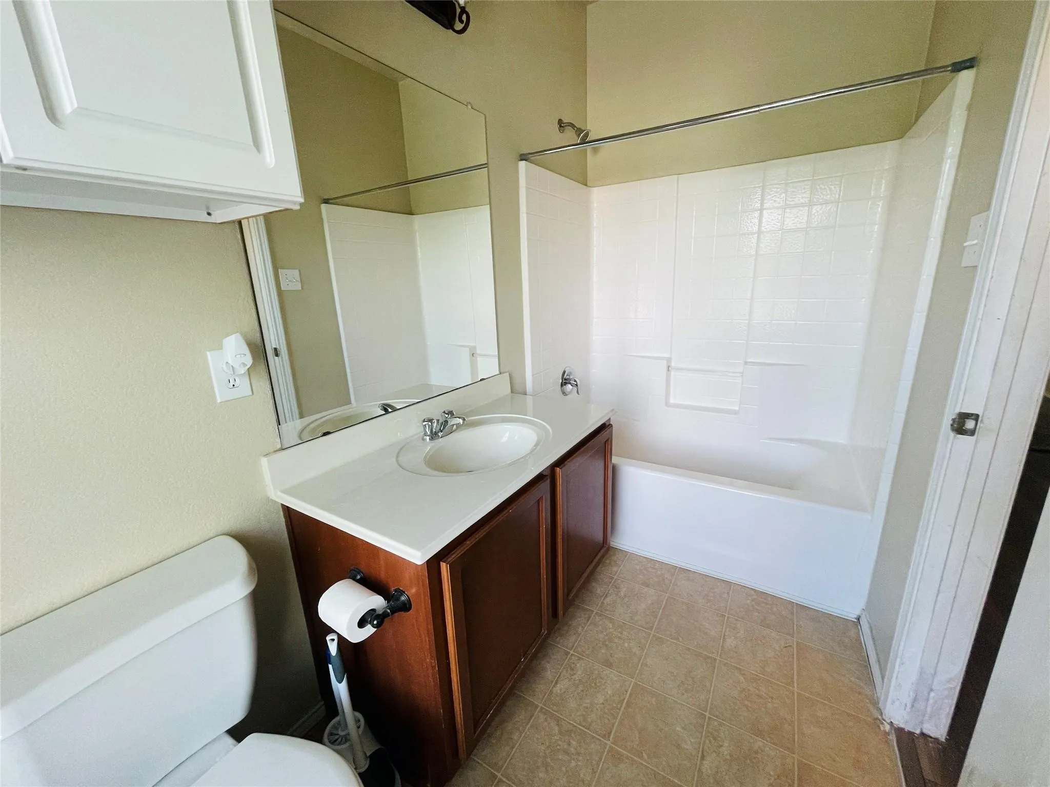 Townhouse For Rent in Tarrant County , 7561 Lazy Spur Boulevard, Fort Worth, Texas 76131, 3 Bedrooms, 3 Bathrooms, 2 Garage spaces, 1,634 Sqft, built in 2008, Price $1,975, mls#21354421, Real Estate Agent in Fort Worth, Homes For Rent in Tarrant county, Homes For Rent in Fort Worth, Realtor in Fort Worth Texas, Real Estate Brokerage Independent Realty Texas, Luminita Cordes Realtor