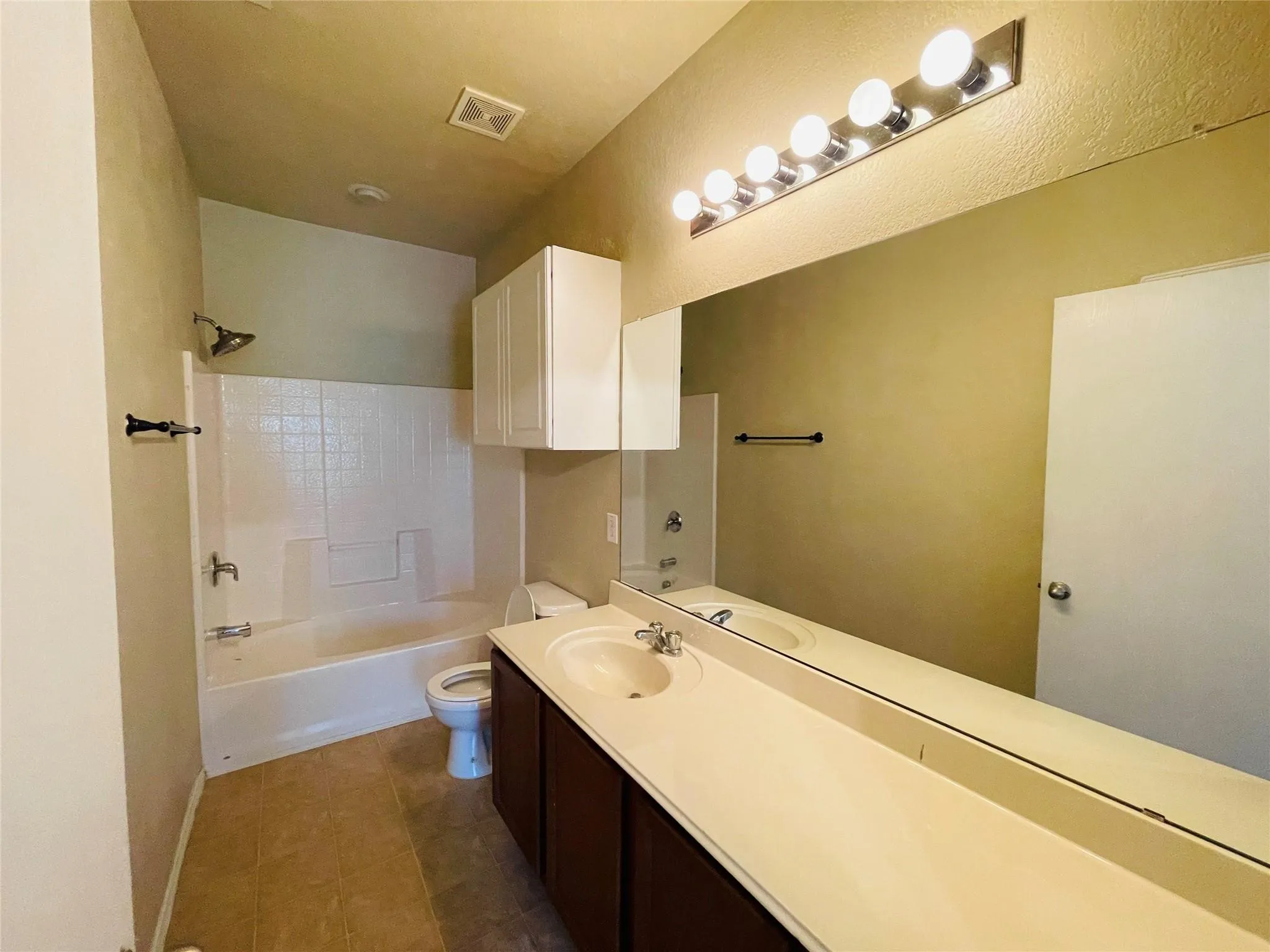 Townhouse For Rent in Tarrant County , 7561 Lazy Spur Boulevard, Fort Worth, Texas 76131, 3 Bedrooms, 3 Bathrooms, 2 Garage spaces, 1,634 Sqft, built in 2008, Price $1,975, mls#21354421, Real Estate Agent in Fort Worth, Homes For Rent in Tarrant county, Homes For Rent in Fort Worth, Realtor in Fort Worth Texas, Real Estate Brokerage Independent Realty Texas, Luminita Cordes Realtor