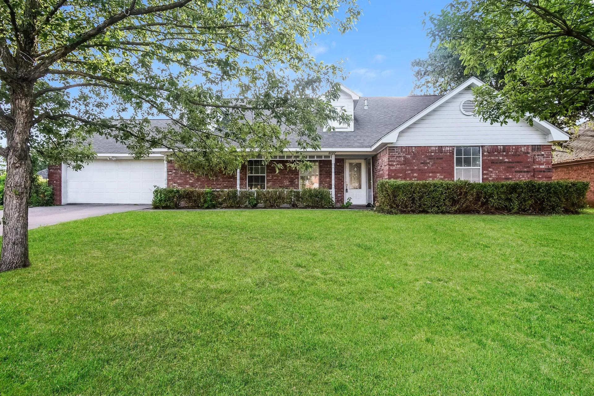 Single Family Residence For Sale in Fannin County , 2127 N Village Drive, Bonham, Texas 75418, 3 Bedroom, 2 Bathroom, 2 Garage spaces, 1,567 Sqft, built in 2001, mls#21354422, Real Estate Agent in Bonham, Homes For Sale in Fannin county, Homes For Sale in Bonham, Realtor in Bonham Texas, Real Estate Brokerage Independent Realty Texas, Luminita Cordes Realtor