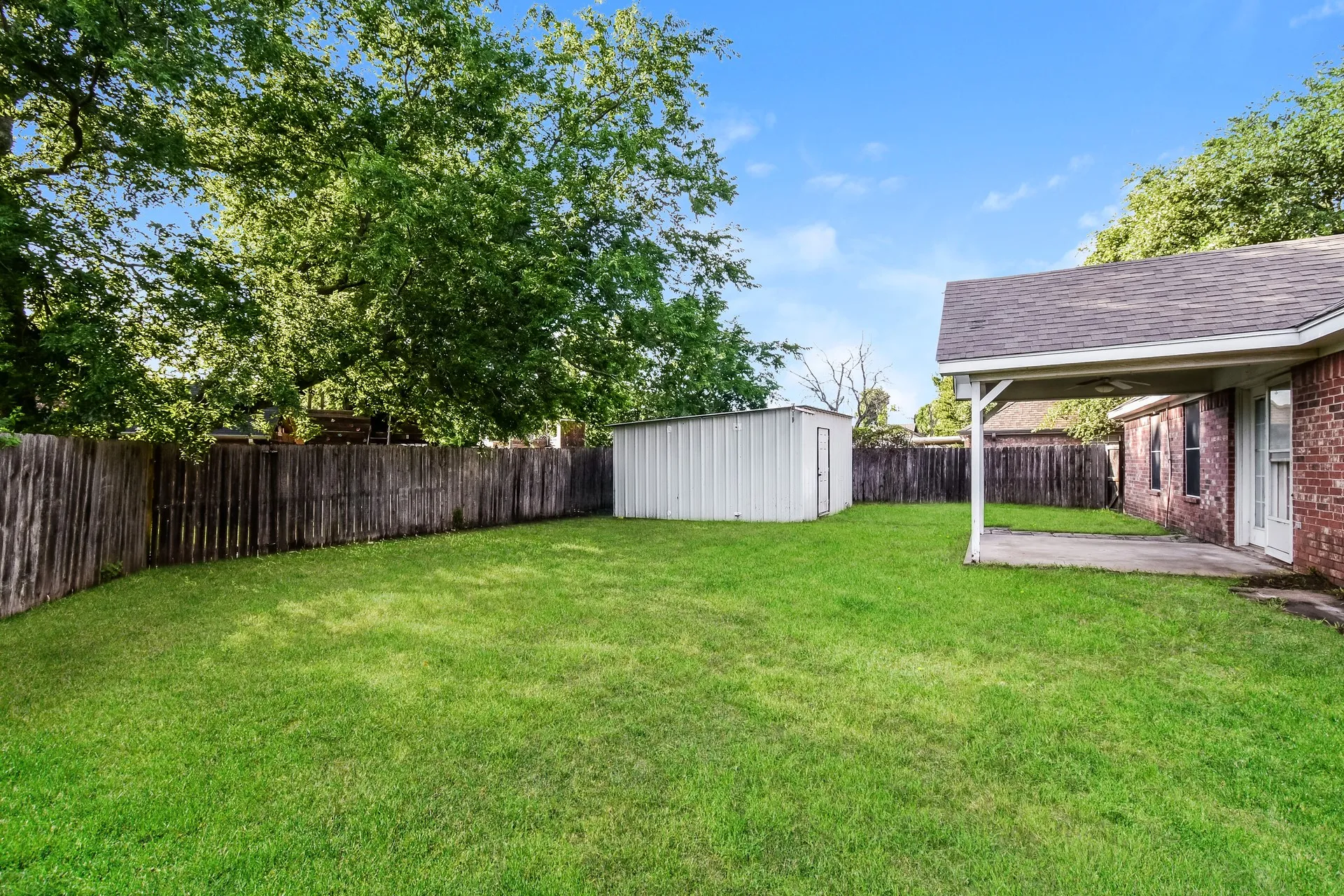 Single Family Residence For Sale in Fannin County , 2127 N Village Drive, Bonham, Texas 75418, 3 Bedroom, 2 Bathroom, 2 Garage spaces, 1,567 Sqft, built in 2001, mls#21354422, Real Estate Agent in Bonham, Homes For Sale in Fannin county, Homes For Sale in Bonham, Realtor in Bonham Texas, Real Estate Brokerage Independent Realty Texas, Luminita Cordes Realtor