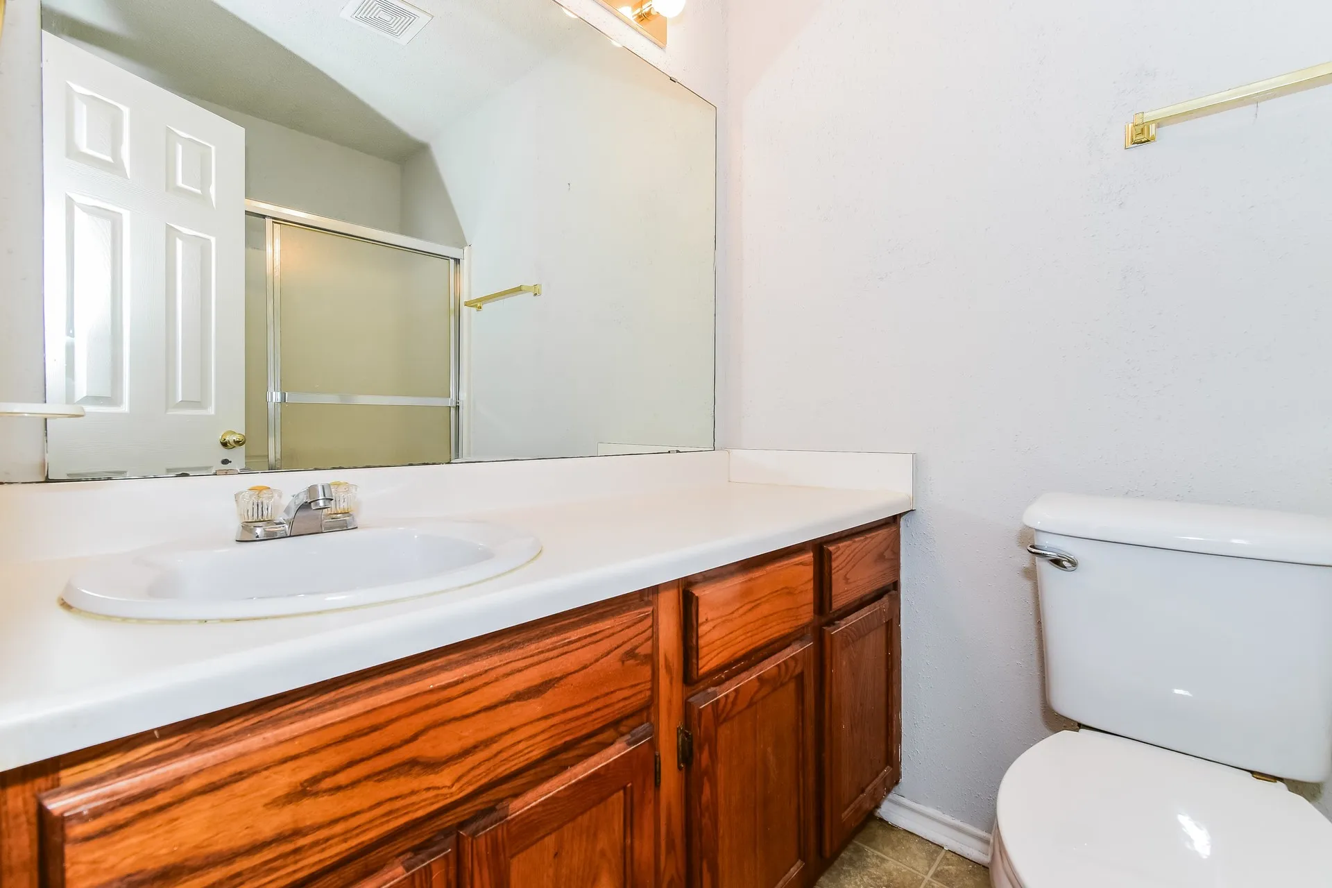 Single Family Residence For Sale in Fannin County , 2127 N Village Drive, Bonham, Texas 75418, 3 Bedroom, 2 Bathroom, 2 Garage spaces, 1,567 Sqft, built in 2001, mls#21354422, Real Estate Agent in Bonham, Homes For Sale in Fannin county, Homes For Sale in Bonham, Realtor in Bonham Texas, Real Estate Brokerage Independent Realty Texas, Luminita Cordes Realtor