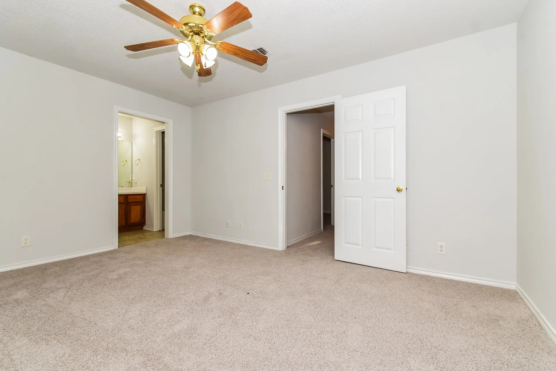 Single Family Residence For Sale in Fannin County , 2127 N Village Drive, Bonham, Texas 75418, 3 Bedroom, 2 Bathroom, 2 Garage spaces, 1,567 Sqft, built in 2001, mls#21354422, Real Estate Agent in Bonham, Homes For Sale in Fannin county, Homes For Sale in Bonham, Realtor in Bonham Texas, Real Estate Brokerage Independent Realty Texas, Luminita Cordes Realtor