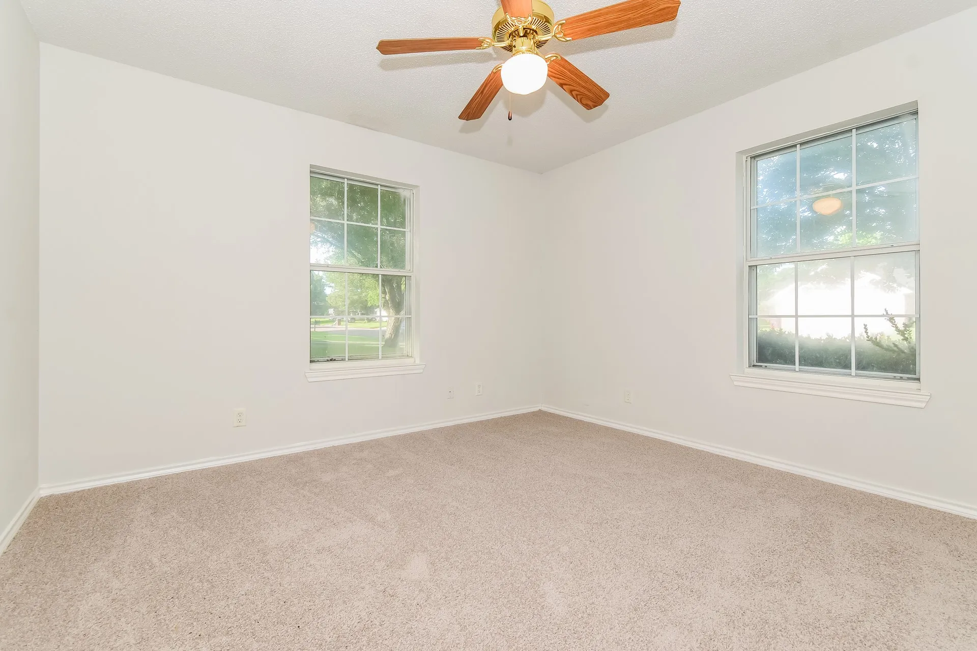 Single Family Residence For Sale in Fannin County , 2127 N Village Drive, Bonham, Texas 75418, 3 Bedroom, 2 Bathroom, 2 Garage spaces, 1,567 Sqft, built in 2001, mls#21354422, Real Estate Agent in Bonham, Homes For Sale in Fannin county, Homes For Sale in Bonham, Realtor in Bonham Texas, Real Estate Brokerage Independent Realty Texas, Luminita Cordes Realtor