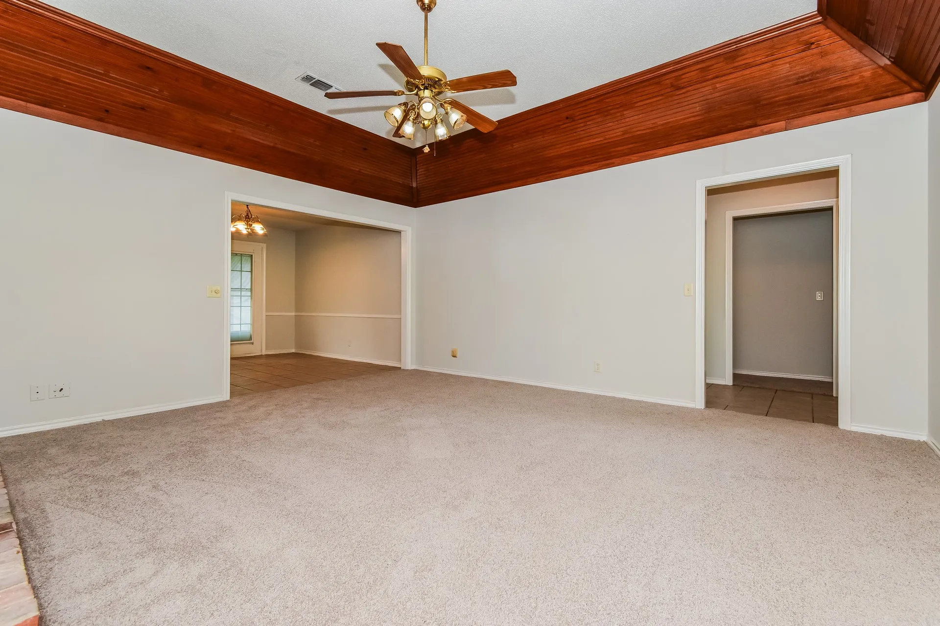 Single Family Residence For Sale in Fannin County , 2127 N Village Drive, Bonham, Texas 75418, 3 Bedroom, 2 Bathroom, 2 Garage spaces, 1,567 Sqft, built in 2001, mls#21354422, Real Estate Agent in Bonham, Homes For Sale in Fannin county, Homes For Sale in Bonham, Realtor in Bonham Texas, Real Estate Brokerage Independent Realty Texas, Luminita Cordes Realtor