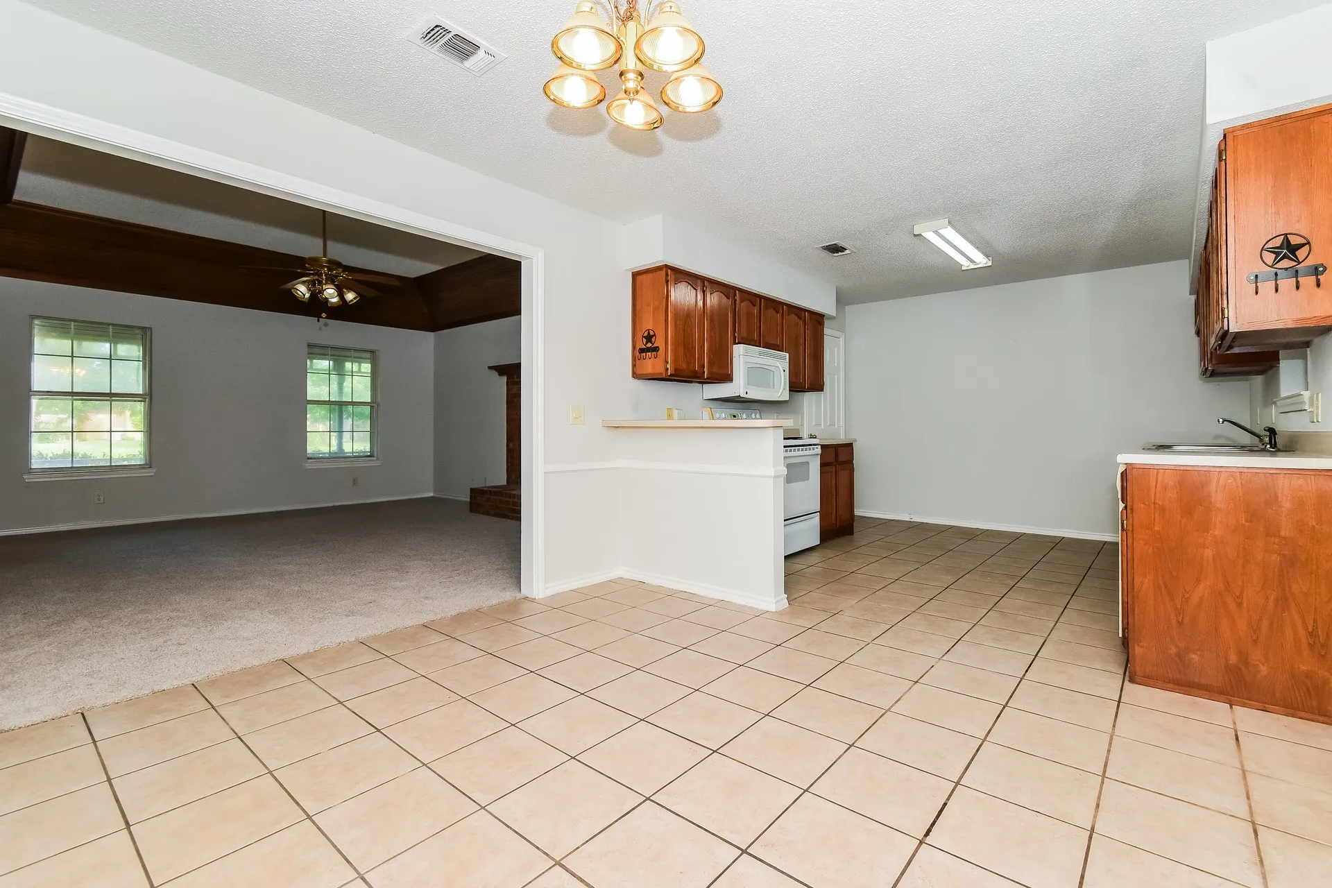 Single Family Residence For Sale in Fannin County , 2127 N Village Drive, Bonham, Texas 75418, 3 Bedroom, 2 Bathroom, 2 Garage spaces, 1,567 Sqft, built in 2001, mls#21354422, Real Estate Agent in Bonham, Homes For Sale in Fannin county, Homes For Sale in Bonham, Realtor in Bonham Texas, Real Estate Brokerage Independent Realty Texas, Luminita Cordes Realtor
