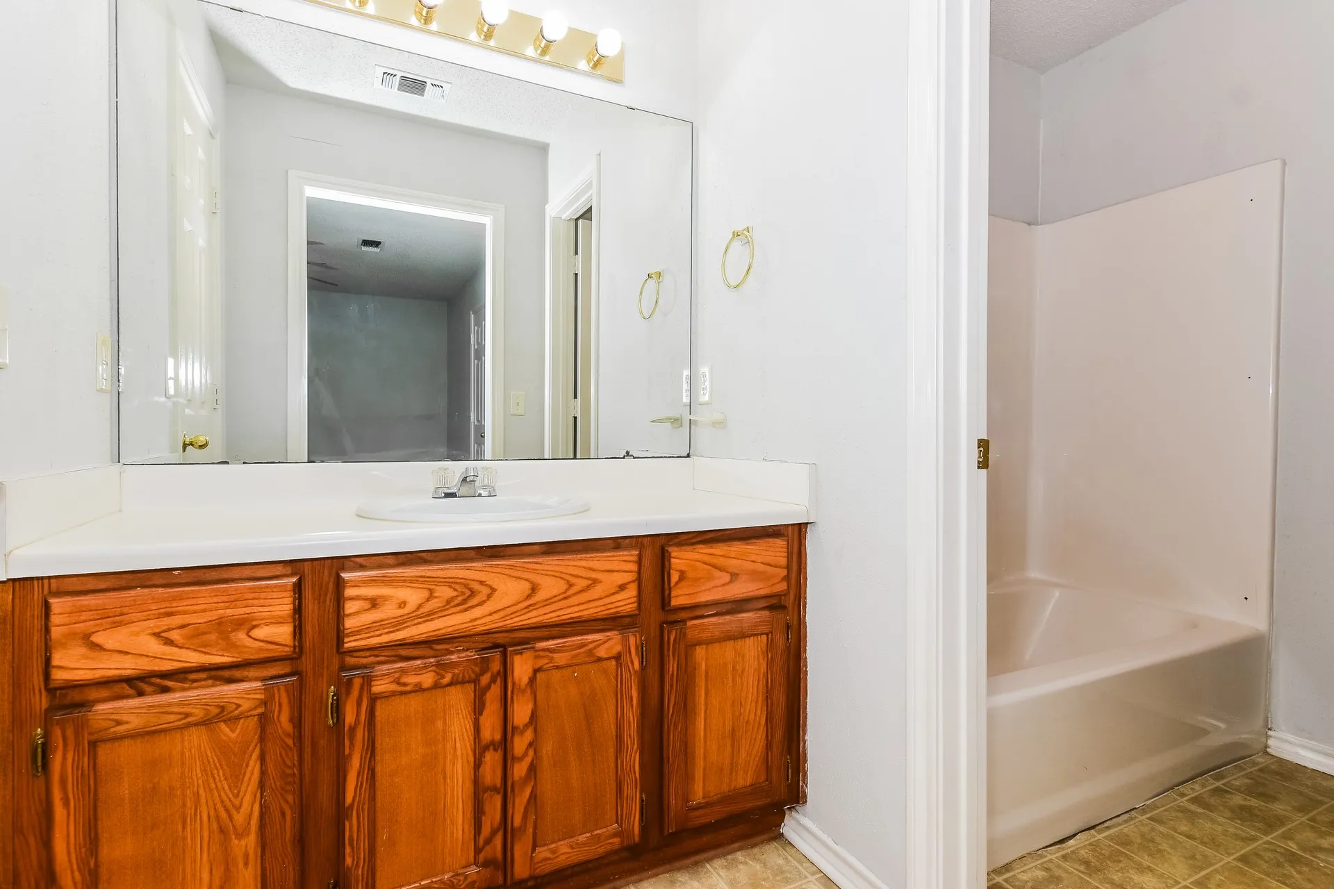 Single Family Residence For Sale in Fannin County , 2127 N Village Drive, Bonham, Texas 75418, 3 Bedroom, 2 Bathroom, 2 Garage spaces, 1,567 Sqft, built in 2001, mls#21354422, Real Estate Agent in Bonham, Homes For Sale in Fannin county, Homes For Sale in Bonham, Realtor in Bonham Texas, Real Estate Brokerage Independent Realty Texas, Luminita Cordes Realtor