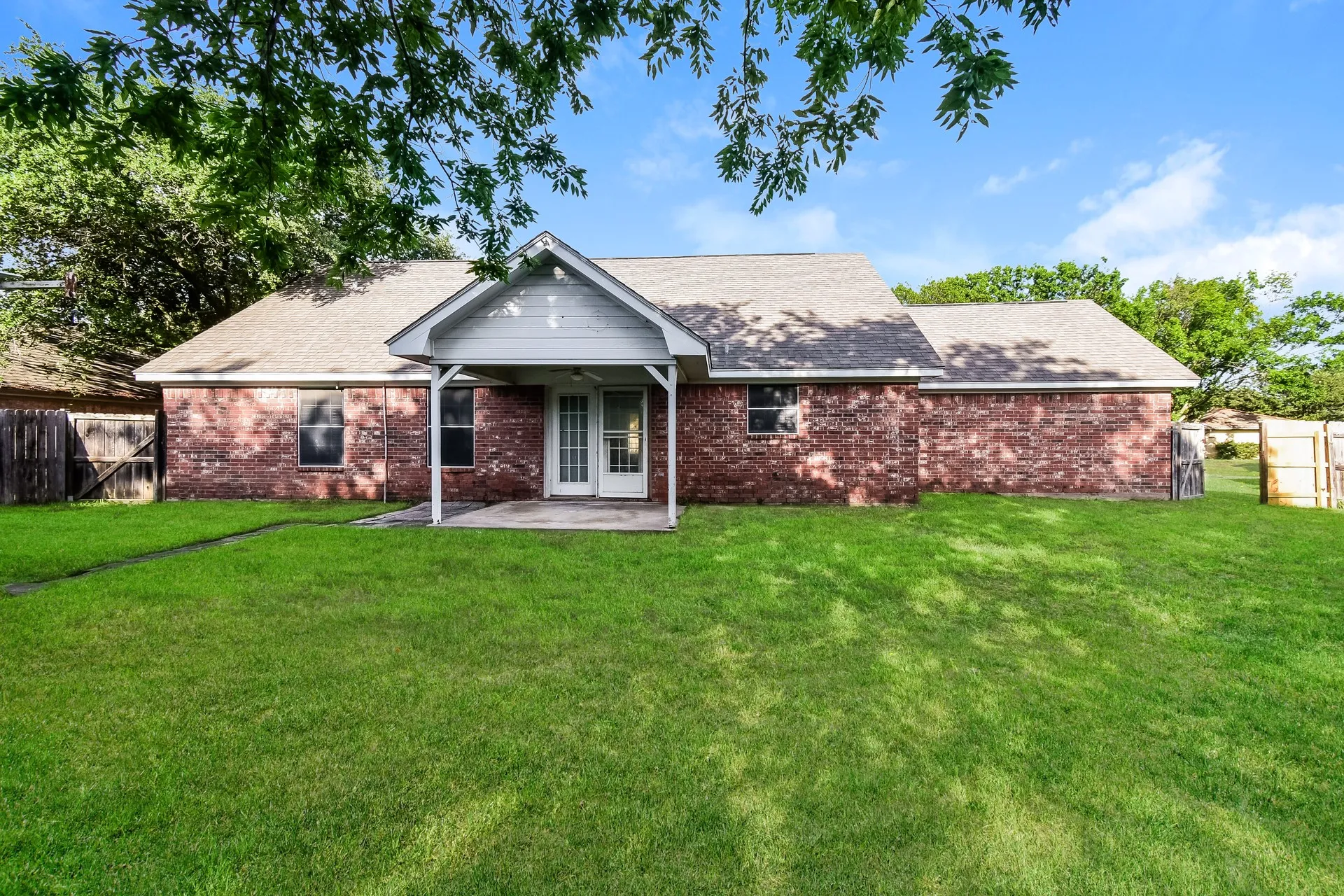 Single Family Residence For Sale in Fannin County , 2127 N Village Drive, Bonham, Texas 75418, 3 Bedroom, 2 Bathroom, 2 Garage spaces, 1,567 Sqft, built in 2001, mls#21354422, Real Estate Agent in Bonham, Homes For Sale in Fannin county, Homes For Sale in Bonham, Realtor in Bonham Texas, Real Estate Brokerage Independent Realty Texas, Luminita Cordes Realtor