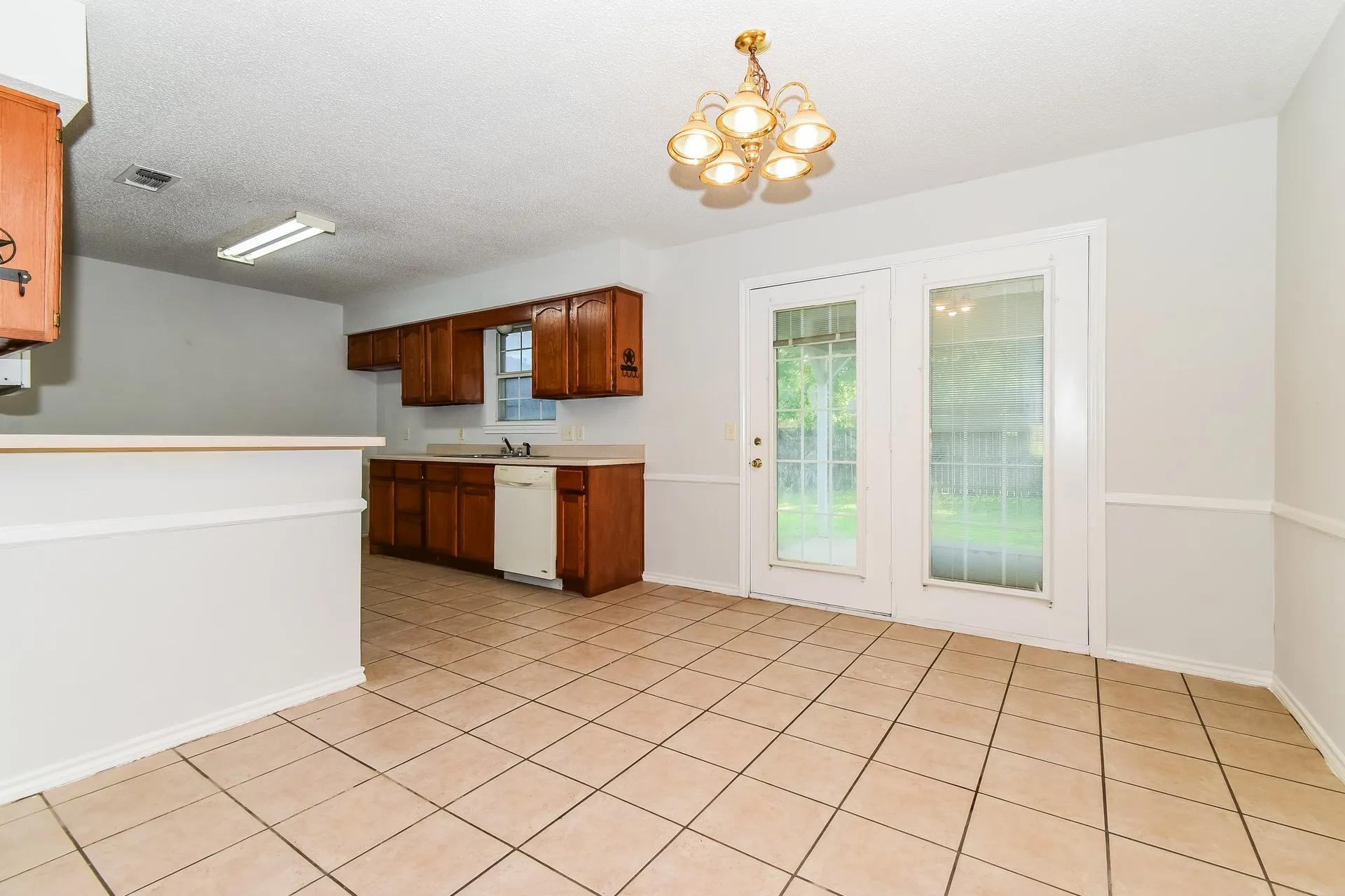 Single Family Residence For Sale in Fannin County , 2127 N Village Drive, Bonham, Texas 75418, 3 Bedroom, 2 Bathroom, 2 Garage spaces, 1,567 Sqft, built in 2001, mls#21354422, Real Estate Agent in Bonham, Homes For Sale in Fannin county, Homes For Sale in Bonham, Realtor in Bonham Texas, Real Estate Brokerage Independent Realty Texas, Luminita Cordes Realtor
