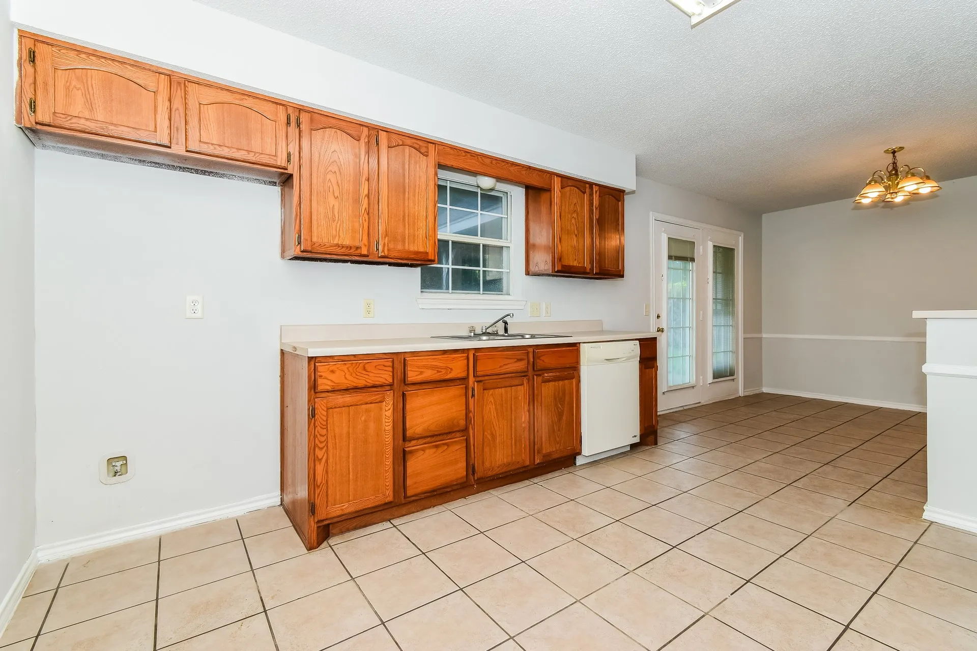 Single Family Residence For Sale in Fannin County , 2127 N Village Drive, Bonham, Texas 75418, 3 Bedroom, 2 Bathroom, 2 Garage spaces, 1,567 Sqft, built in 2001, mls#21354422, Real Estate Agent in Bonham, Homes For Sale in Fannin county, Homes For Sale in Bonham, Realtor in Bonham Texas, Real Estate Brokerage Independent Realty Texas, Luminita Cordes Realtor