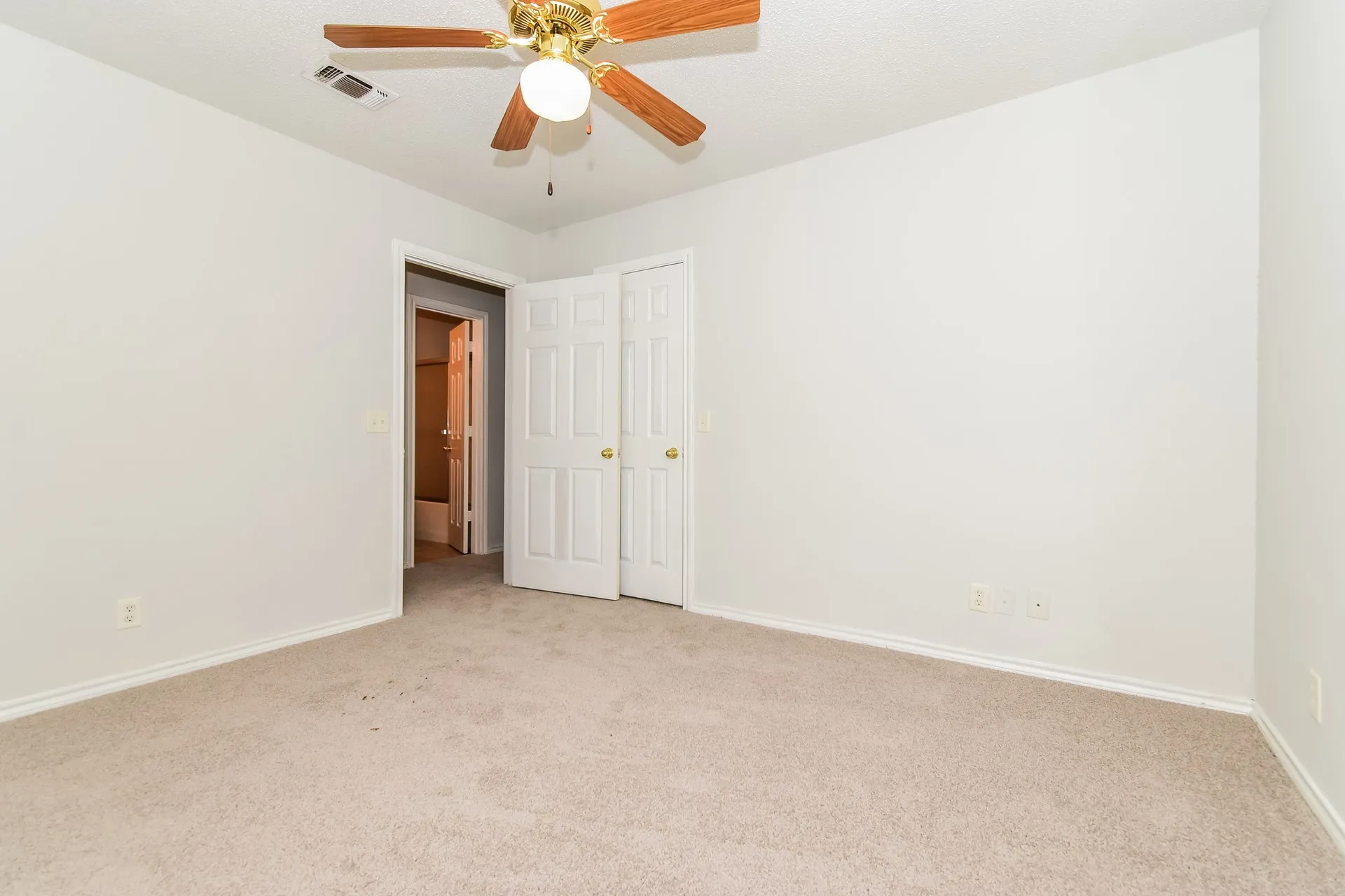 Single Family Residence For Sale in Fannin County , 2127 N Village Drive, Bonham, Texas 75418, 3 Bedroom, 2 Bathroom, 2 Garage spaces, 1,567 Sqft, built in 2001, mls#21354422, Real Estate Agent in Bonham, Homes For Sale in Fannin county, Homes For Sale in Bonham, Realtor in Bonham Texas, Real Estate Brokerage Independent Realty Texas, Luminita Cordes Realtor