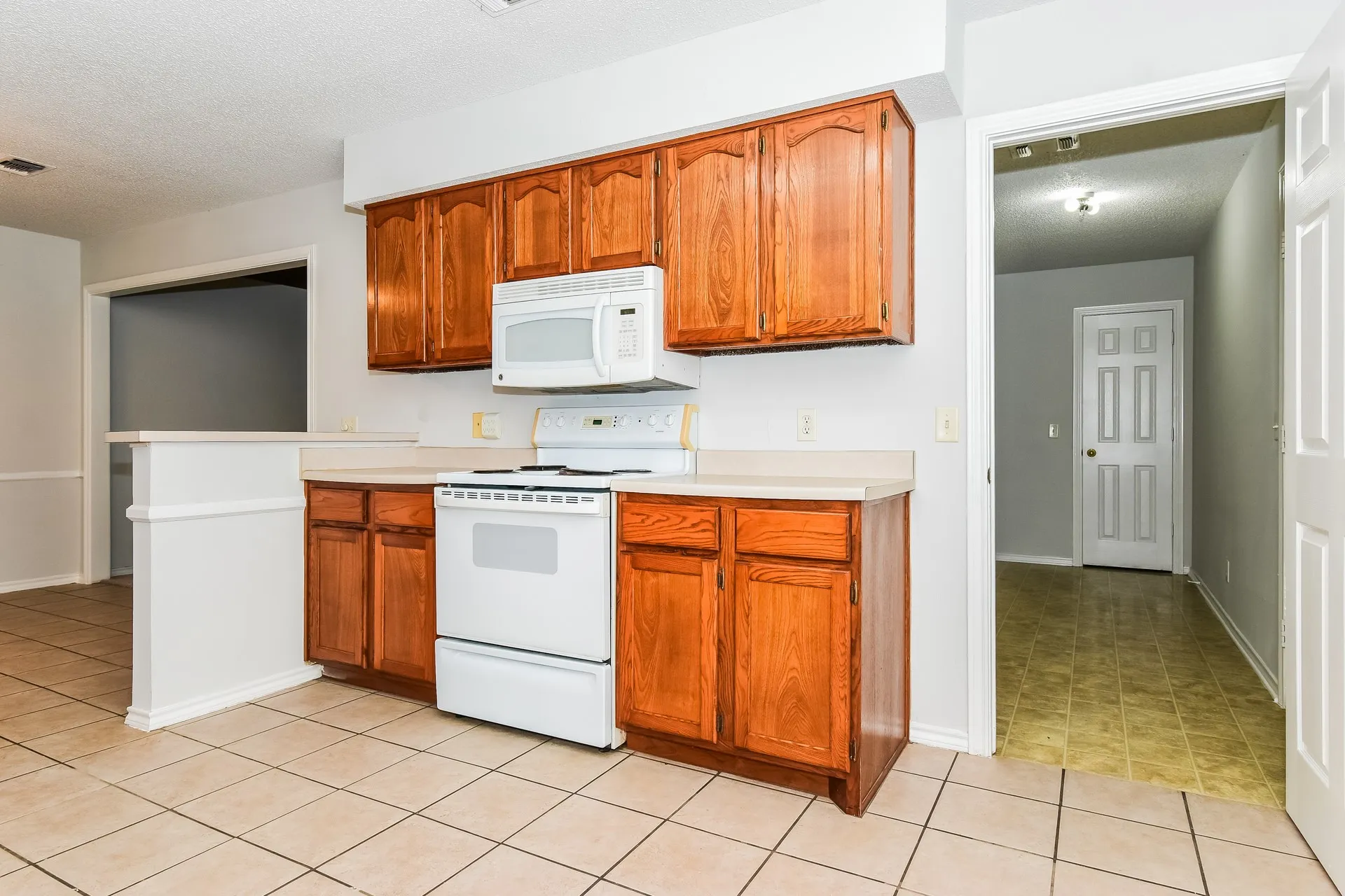 Single Family Residence For Sale in Fannin County , 2127 N Village Drive, Bonham, Texas 75418, 3 Bedroom, 2 Bathroom, 2 Garage spaces, 1,567 Sqft, built in 2001, mls#21354422, Real Estate Agent in Bonham, Homes For Sale in Fannin county, Homes For Sale in Bonham, Realtor in Bonham Texas, Real Estate Brokerage Independent Realty Texas, Luminita Cordes Realtor