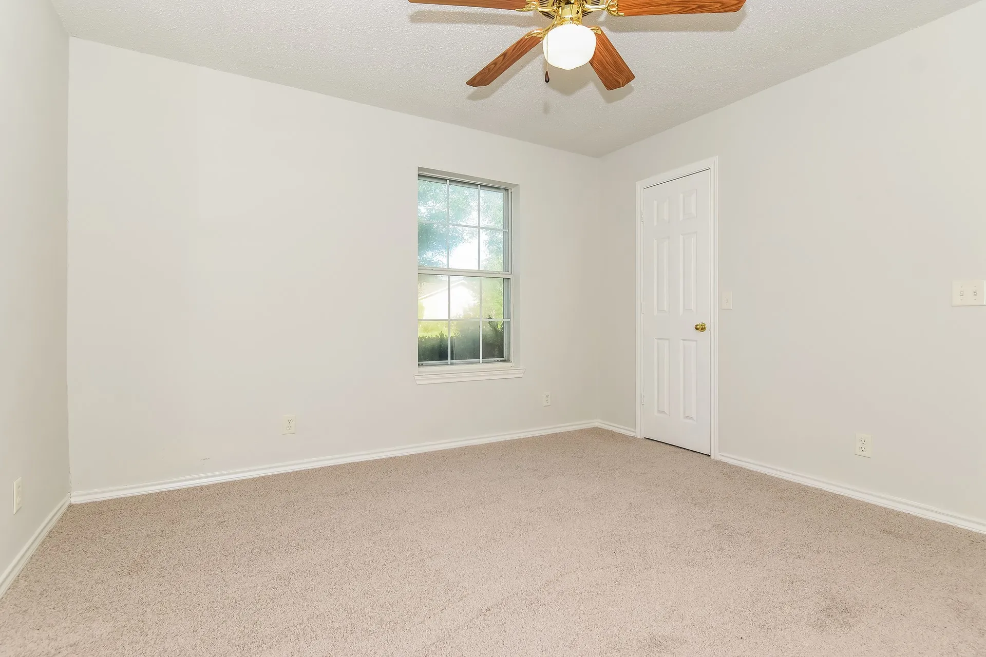 Single Family Residence For Sale in Fannin County , 2127 N Village Drive, Bonham, Texas 75418, 3 Bedroom, 2 Bathroom, 2 Garage spaces, 1,567 Sqft, built in 2001, mls#21354422, Real Estate Agent in Bonham, Homes For Sale in Fannin county, Homes For Sale in Bonham, Realtor in Bonham Texas, Real Estate Brokerage Independent Realty Texas, Luminita Cordes Realtor
