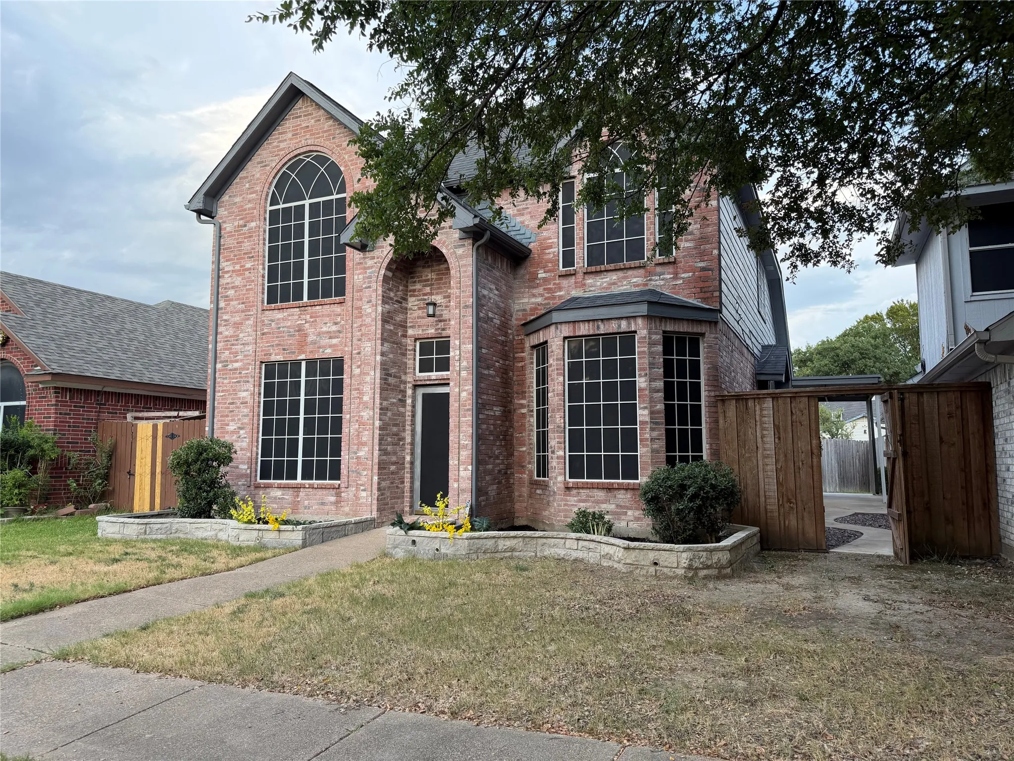 Single Family Residence For Sale in Dallas County , 542 Chancellorsville Drive, Mesquite, Texas 75149, 4 Bedroom, 3 Bathroom, 2 Garage spaces, 1,672 Sqft, built in 1991, mls#21354402, Real Estate Agent in Mesquite, Homes For Sale in Dallas county, Homes For Sale in Mesquite, Realtor in Mesquite Texas, Real Estate Brokerage Independent Realty Texas, Luminita Cordes Realtor