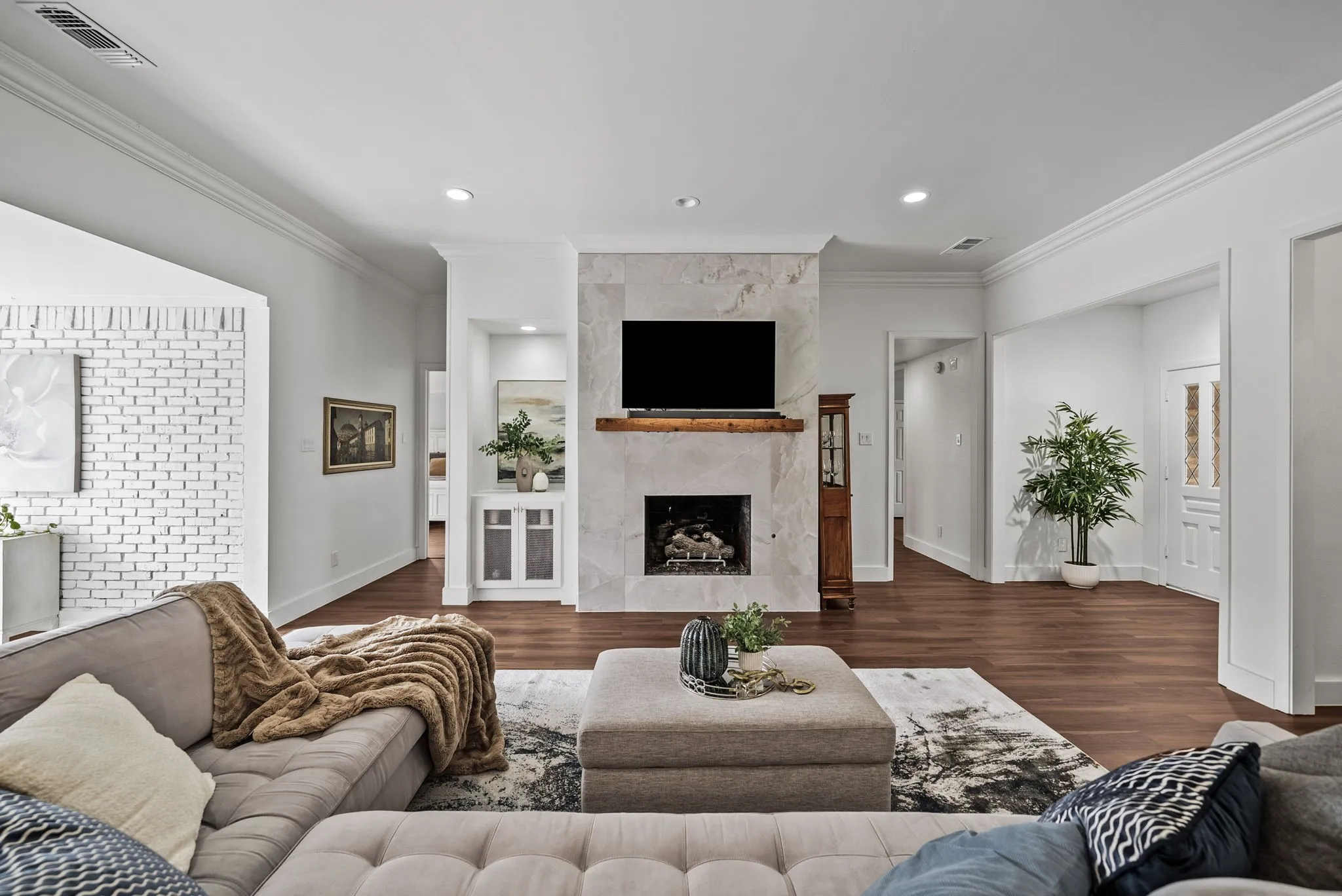 Single Family Residence For Sale in Dallas County , 9021 Silverdollar Trail, Irving, Texas 75063, 4 Bedroom, 3 Bathroom, 2 Garage spaces, 2,478 Sqft, built in 1986, mls#21341798, Real Estate Agent in Irving, Homes For Sale in Dallas county, Homes For Sale in Irving, Realtor in Irving Texas, Real Estate Brokerage Independent Realty Texas, Luminita Cordes Realtor