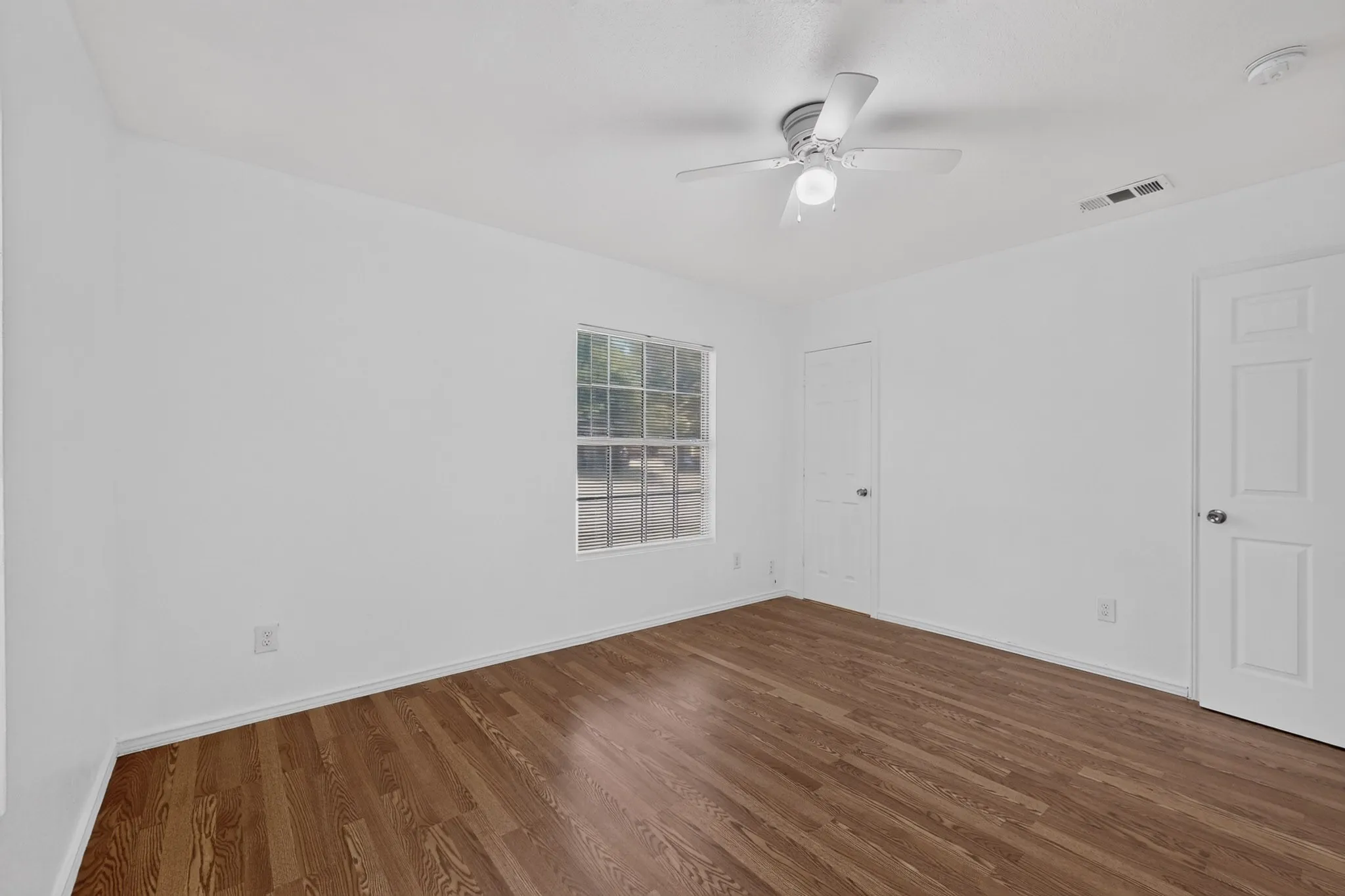 Single Family Residence For Rent in Dallas County , 2538 Stovall Drive, Dallas, Texas 75216, 3 Bedroom, 2 Bathroom, Garage spaces, 1,100 Sqft, built in 1949, mls#21354432, Real Estate Agent in Dallas, Homes For Rent in Dallas county, Homes For Rent in Dallas, Realtor in Dallas Texas, Real Estate Brokerage Independent Realty Texas, Luminita Cordes Realtor