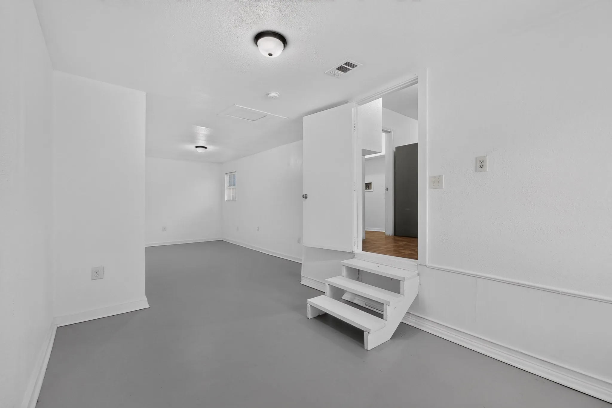 Single Family Residence For Rent in Dallas County , 2538 Stovall Drive, Dallas, Texas 75216, 3 Bedroom, 2 Bathroom, Garage spaces, 1,100 Sqft, built in 1949, mls#21354432, Real Estate Agent in Dallas, Homes For Rent in Dallas county, Homes For Rent in Dallas, Realtor in Dallas Texas, Real Estate Brokerage Independent Realty Texas, Luminita Cordes Realtor