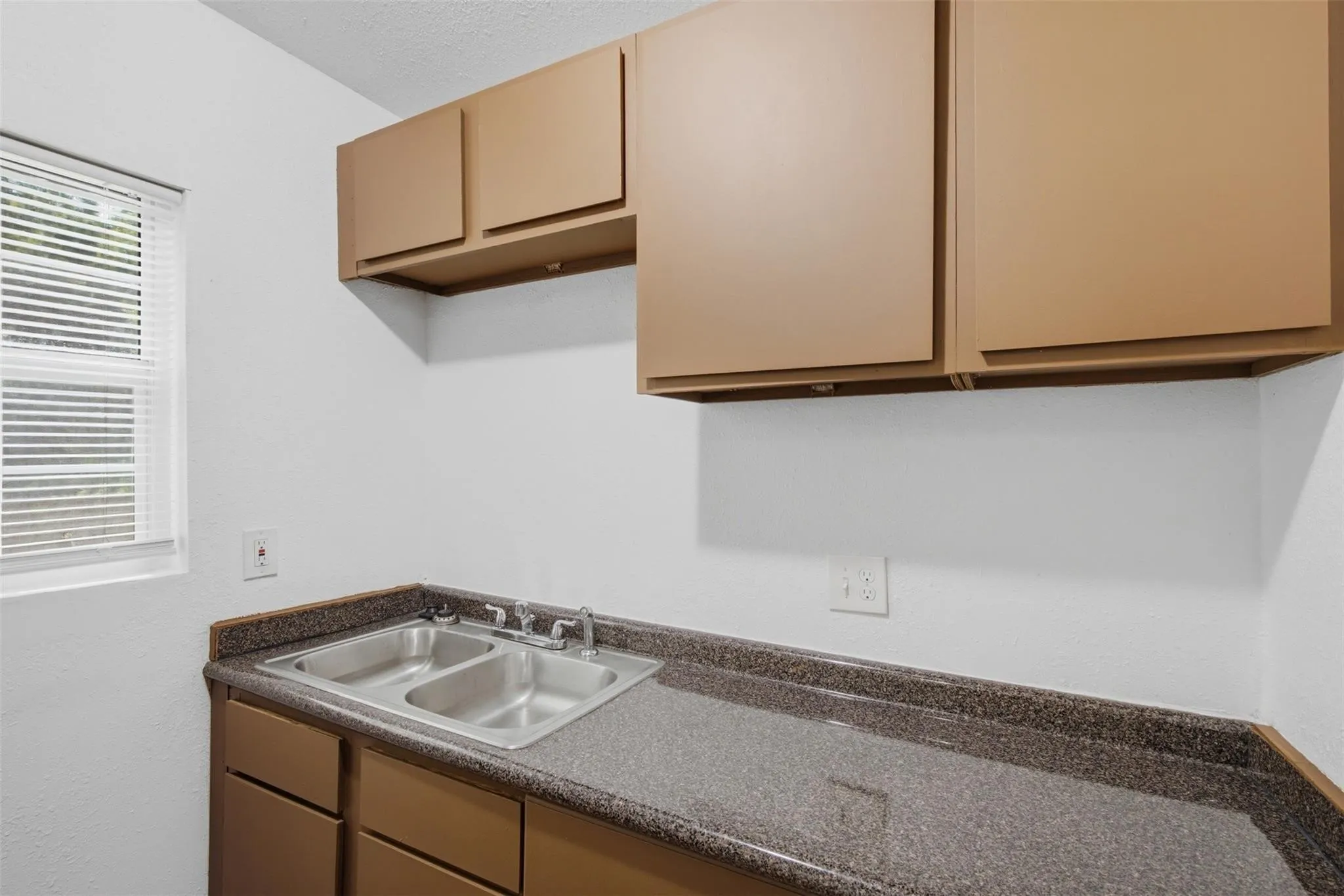 Single Family Residence For Rent in Dallas County , 2538 Stovall Drive, Dallas, Texas 75216, 3 Bedroom, 2 Bathroom, Garage spaces, 1,100 Sqft, built in 1949, mls#21354432, Real Estate Agent in Dallas, Homes For Rent in Dallas county, Homes For Rent in Dallas, Realtor in Dallas Texas, Real Estate Brokerage Independent Realty Texas, Luminita Cordes Realtor