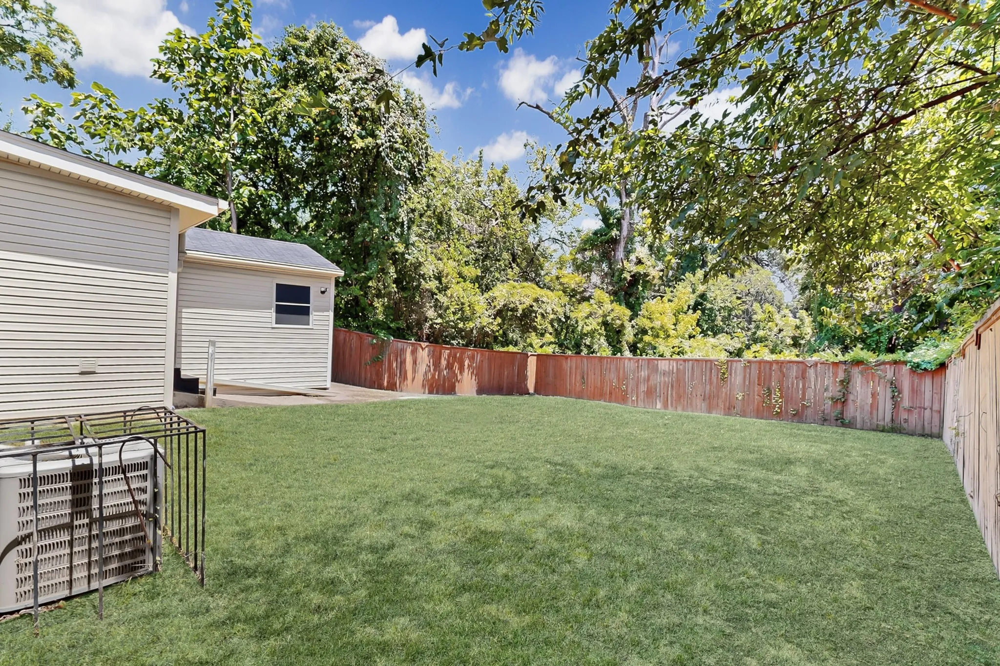Single Family Residence For Rent in Dallas County , 2538 Stovall Drive, Dallas, Texas 75216, 3 Bedroom, 2 Bathroom, Garage spaces, 1,100 Sqft, built in 1949, mls#21354432, Real Estate Agent in Dallas, Homes For Rent in Dallas county, Homes For Rent in Dallas, Realtor in Dallas Texas, Real Estate Brokerage Independent Realty Texas, Luminita Cordes Realtor