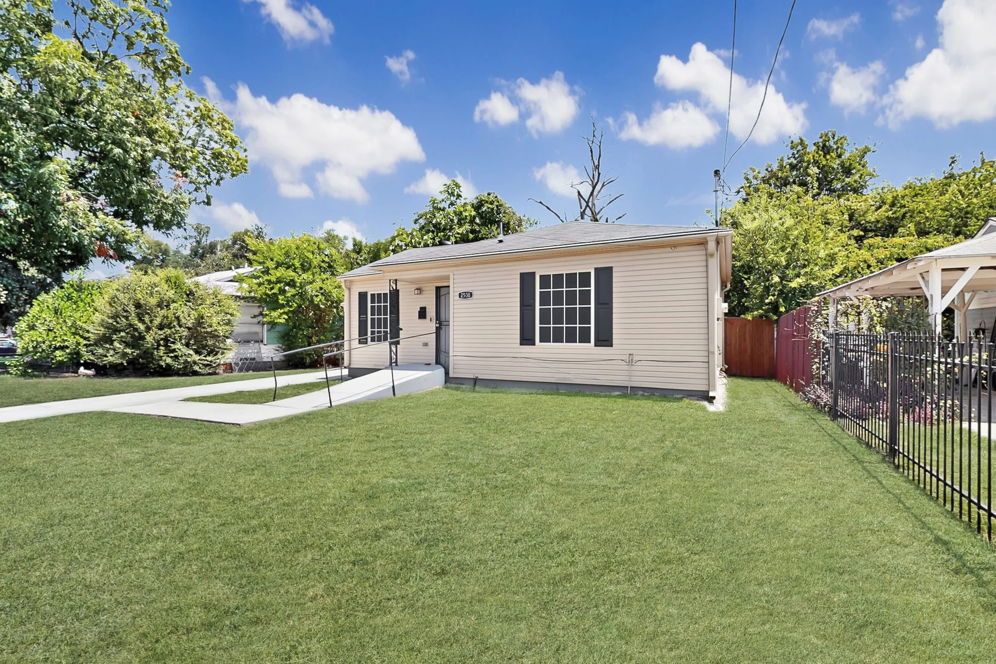 Single Family Residence For Rent in Dallas County , 2538 Stovall Drive, Dallas, Texas 75216, 3 Bedroom, 2 Bathroom, Garage spaces, 1,100 Sqft, built in 1949, mls#21354432, Real Estate Agent in Dallas, Homes For Rent in Dallas county, Homes For Rent in Dallas, Realtor in Dallas Texas, Real Estate Brokerage Independent Realty Texas, Luminita Cordes Realtor